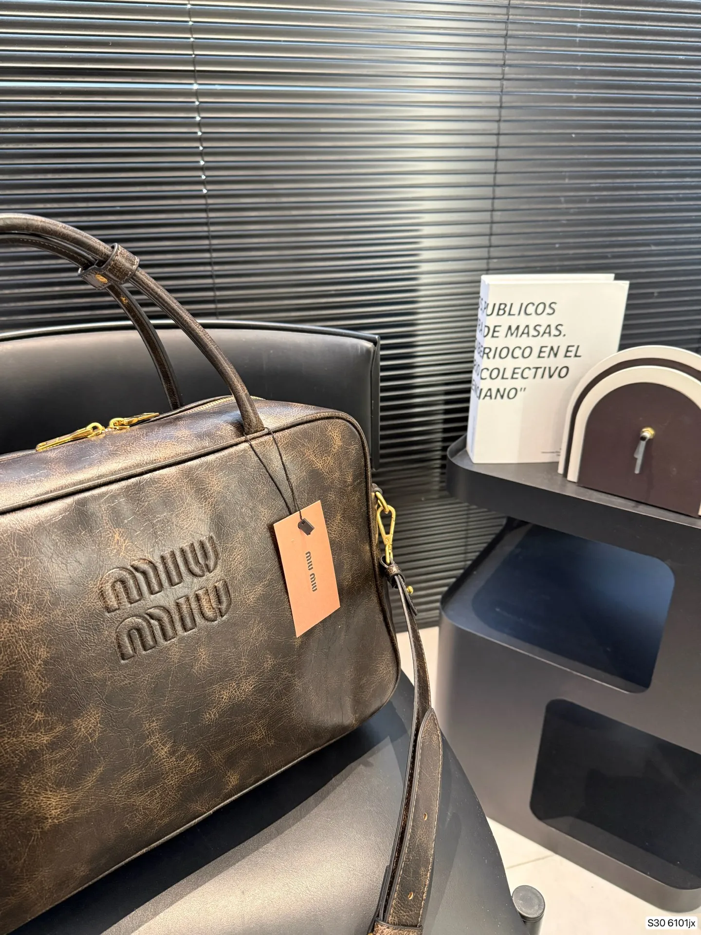 P200 miumiu 保龄球公文包 miumiu 保龄球公文包 质感很高级 容量超级大也很耐用 日常出街背它回头率百分百 就是这种随性慵懒感 尺寸34 23 货号6101