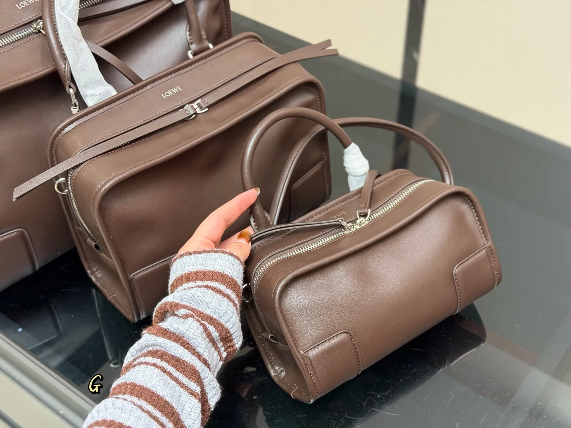 ¥260 ¥240 ¥225 Loewe2026春夏最爱 Amazona180手袋 作为罗意威的皮具DNA载体, 同样完成了传统与创新的衔接。 全新的 Amazona 180手袋以更随性的方式呈现,延续着品牌百年皮革工艺底蕴。超期待这款手袋 尺寸:35cm 25cm 22cm