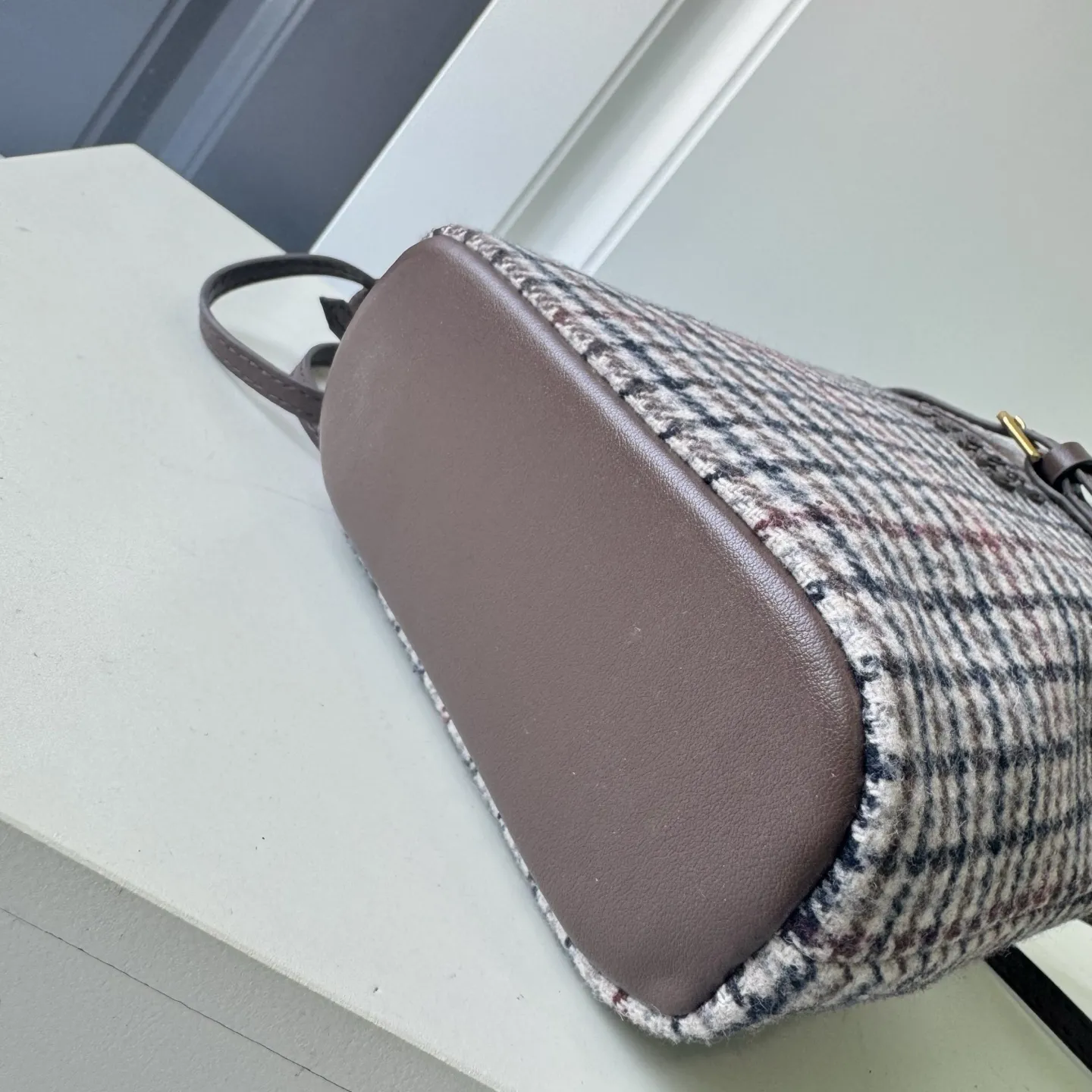 💰170包邮❗ 🍒M家🍒 5NF460，新品格子迷你水桶包，高级柔软，性价比超高，能驾驭各种风格，非常俏皮可爱，可以单肩，斜挎，手提，双肩，造型多变，包包虽小却非常能装，尺寸：17X14X6CM，配原版包装