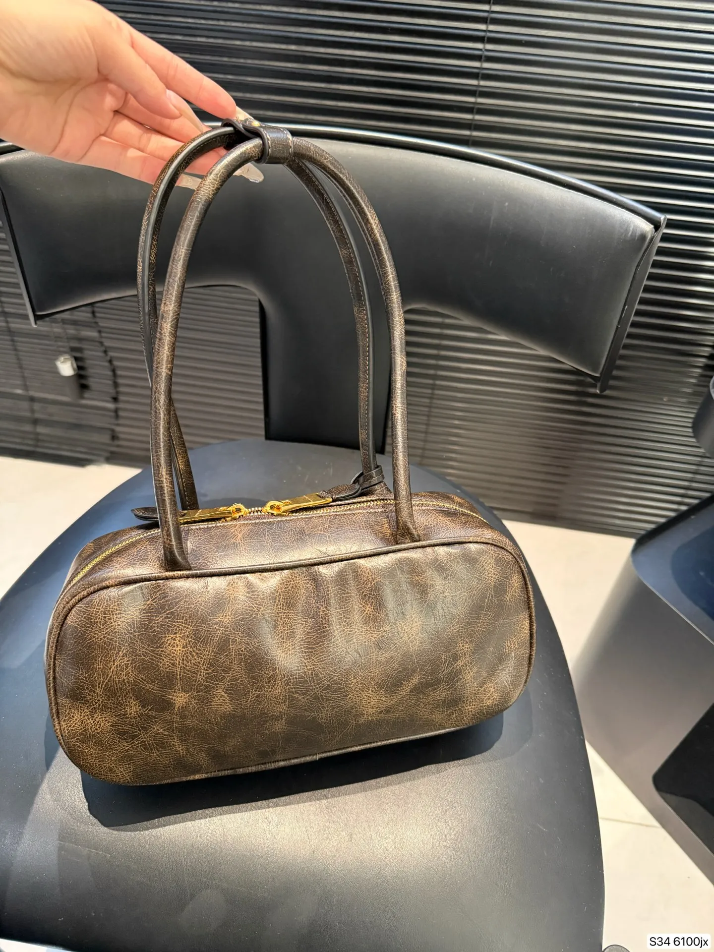 P220 缪缪MIUMIU 保龄球手提包 轻轻松松高级感 包包手感巨好容量也很不赖 简单却又不失华丽 不要觉得会炸眼太高调了什么的 根本不会! 在你的精简穿搭上简直就是点睛之笔 尺寸:27 12 货号6100