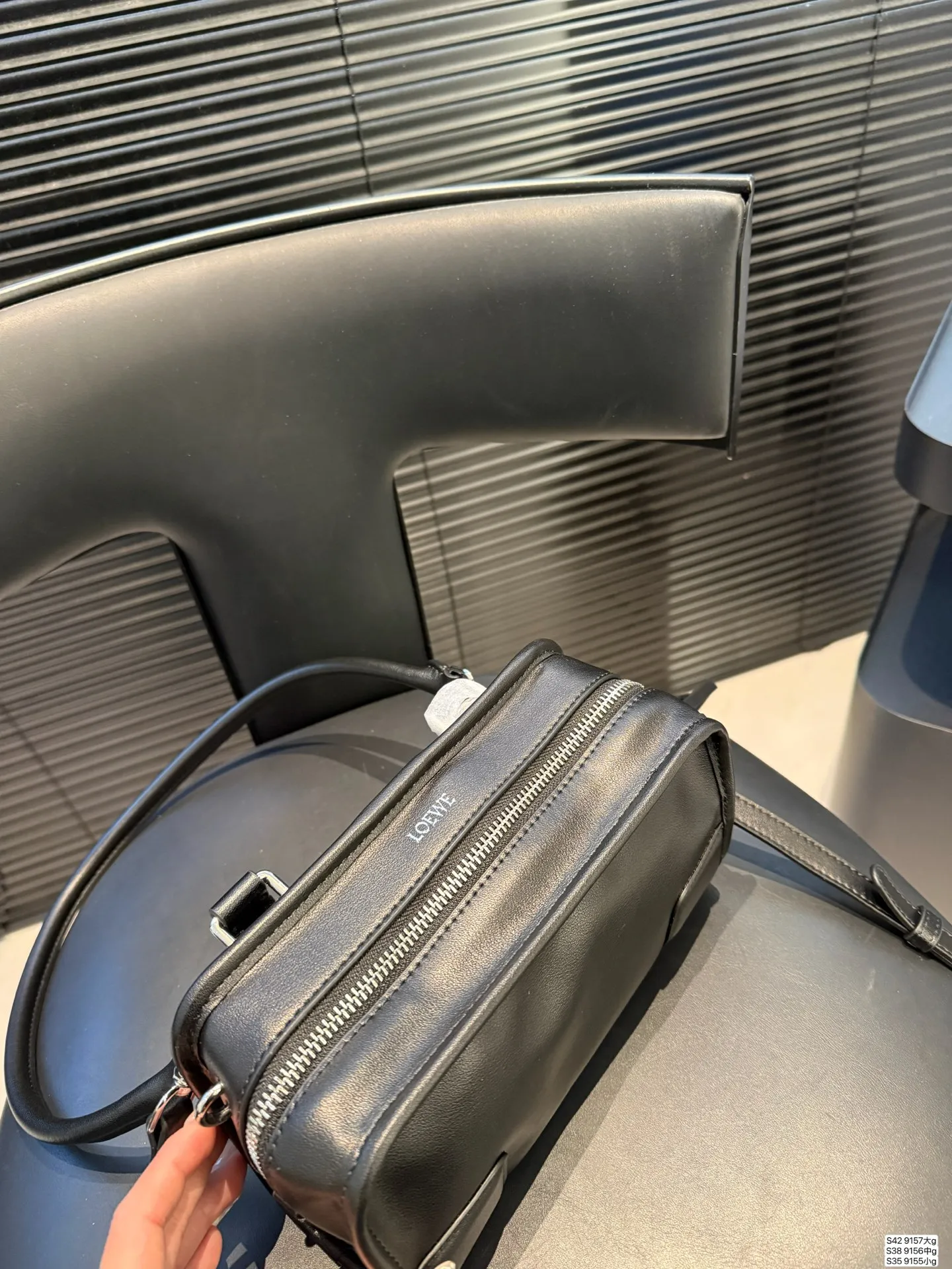 大号P260 中号P240 小号P225 罗意威这只简直太乖了 麂皮包今年冬天简直不要太火 银色loewe小锁也是酷的很 这个还可以加肩带单肩斜挎 一整个就是实用的美包! 尺寸大35 22 中25 19小22 12 货号大9157 中9156 小9155