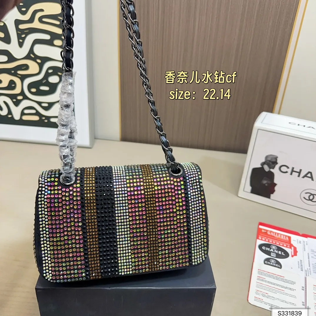 💰155 折叠盒 Chanel香奈儿水钻CF 独特设计 又酷又飒低调的奢华 可盐可甜 极致美感 绝美女孩就是你 尺寸: 22 14