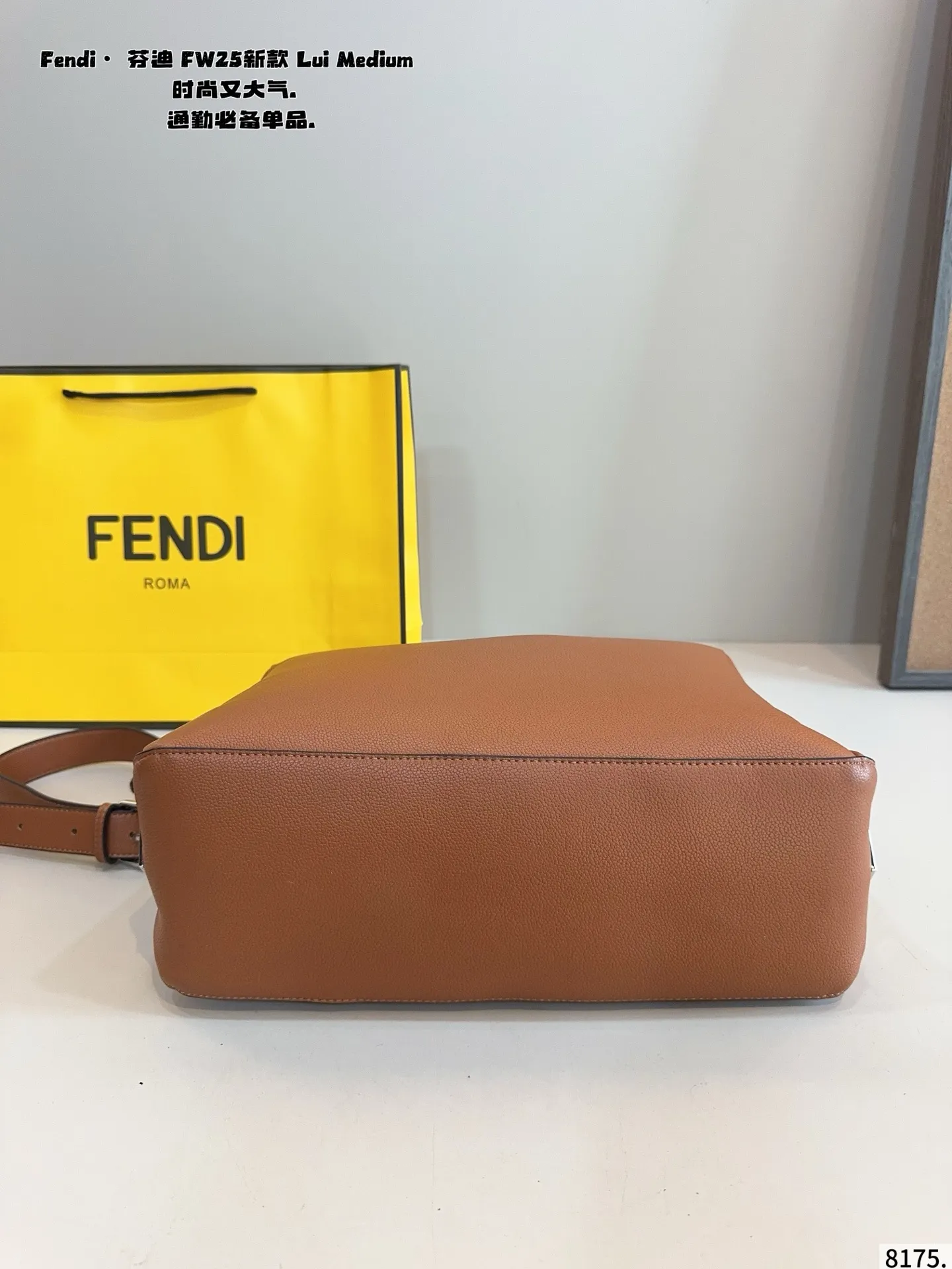 p185 罗意威 FW25新款 Lui Medium 绵密的手感，轻便的包包 很有质感 可盐可甜 上身绝美 无可比拟 是每个追求漂亮的女孩必入单品尺寸：32*12*22cm