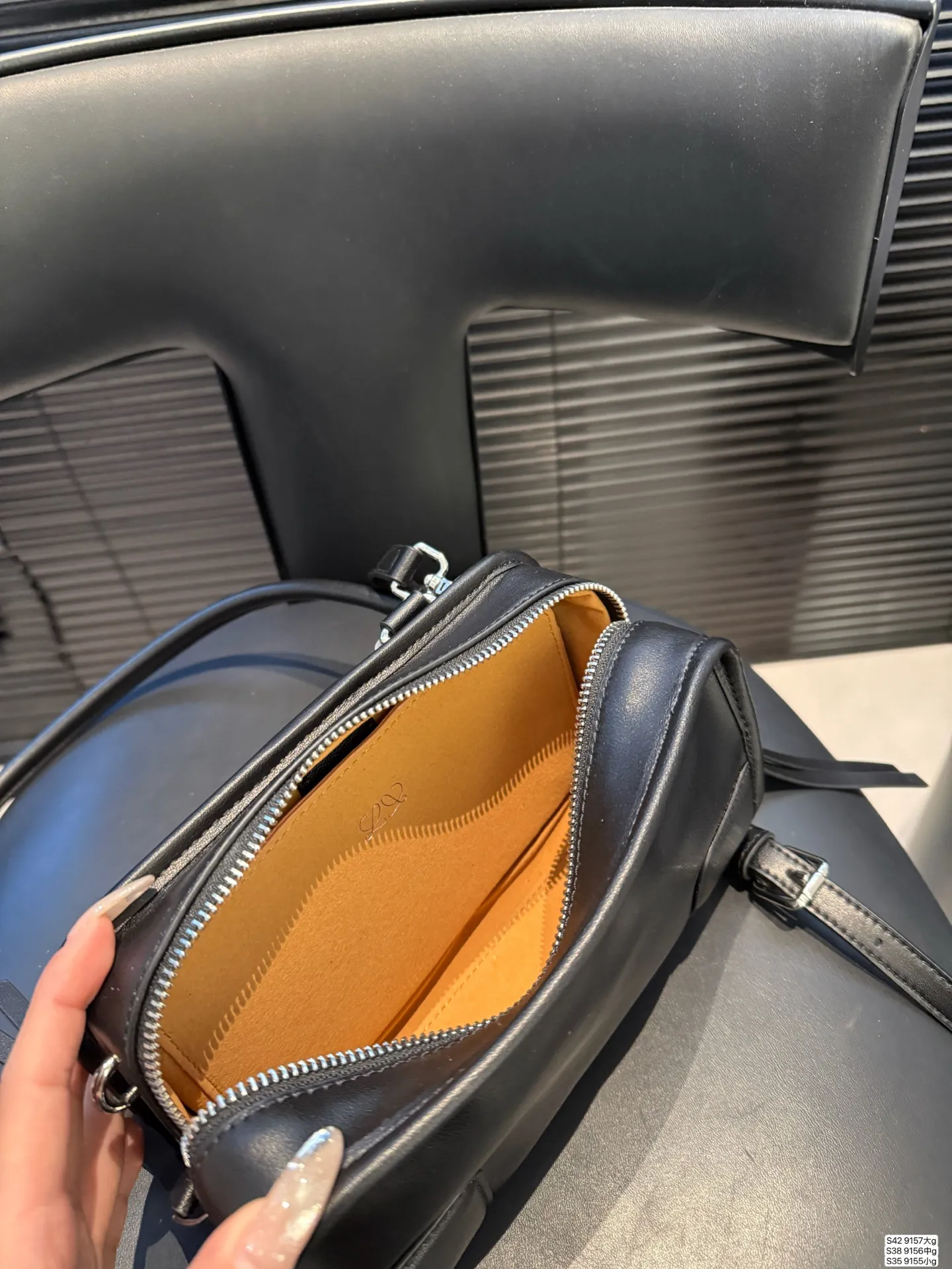 大号P260 中号P240 小号P225 罗意威这只简直太乖了 麂皮包今年冬天简直不要太火 银色loewe小锁也是酷的很 这个还可以加肩带单肩斜挎 一整个就是实用的美包！ 尺寸大35 22 中25 19小22 12 货号大9157 中9156 小9155