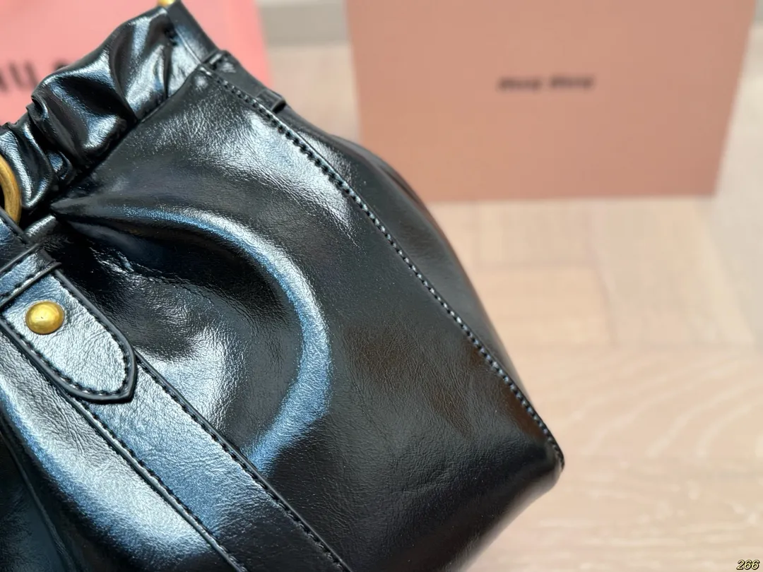 &yen;190 缪缪MIUMIU手提包 旅行出差旅游带它超方便 超级抢眼 爱了爱了 真是叫人无法抗拒 又美又能装！ 尺寸33 23