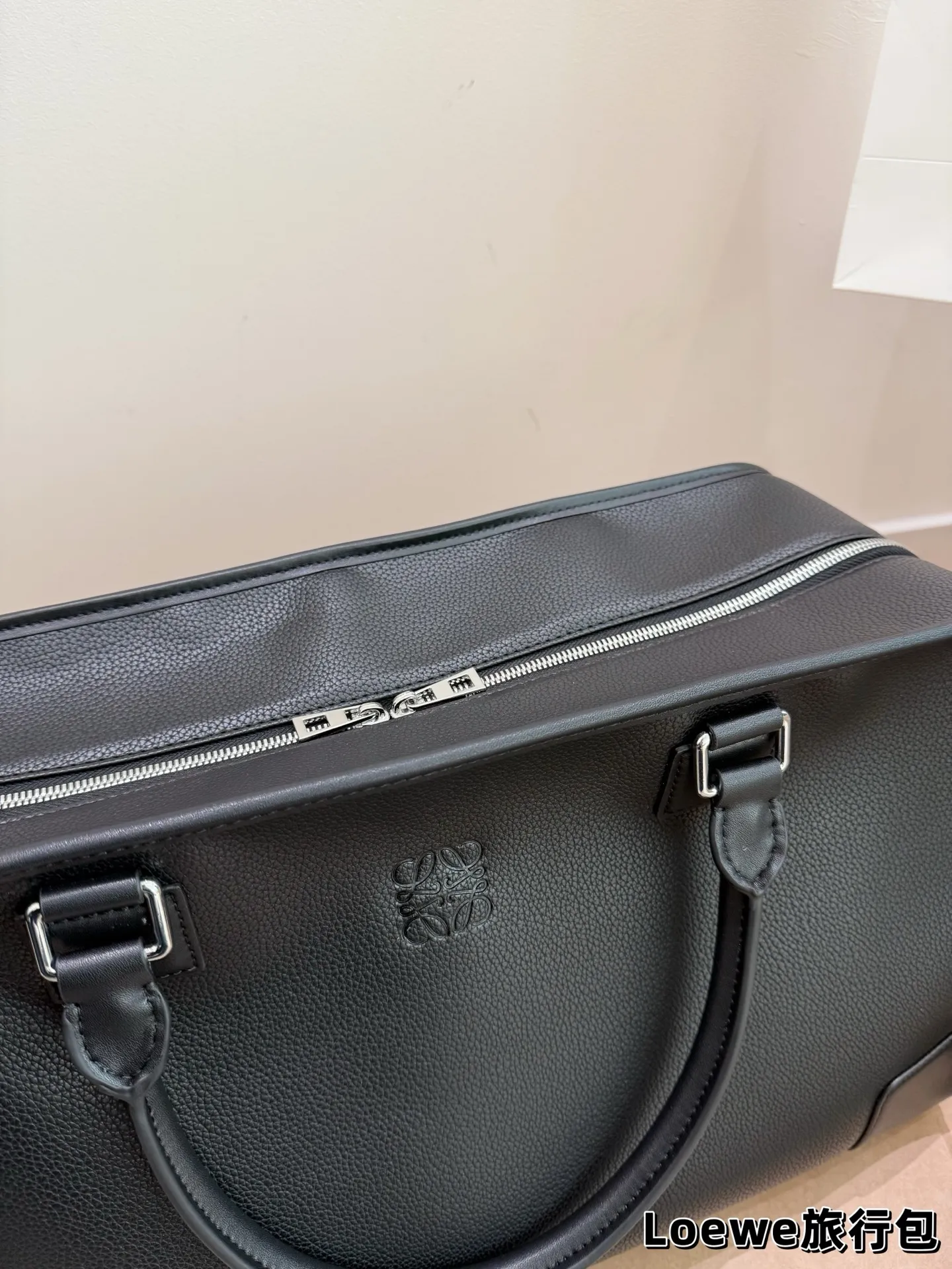 牛皮版本 P200 罗意威新款旅行包 机场包 Loewe Gova Small Backpack 罗意威新款旅行包 男款背包 超热门背囊 Goya 系列机场包兴? 双向拉链开合背带 可自行调节长短新颖的设计时尚及实用性并存男女通用 size: 48 26cm #最爱的包包