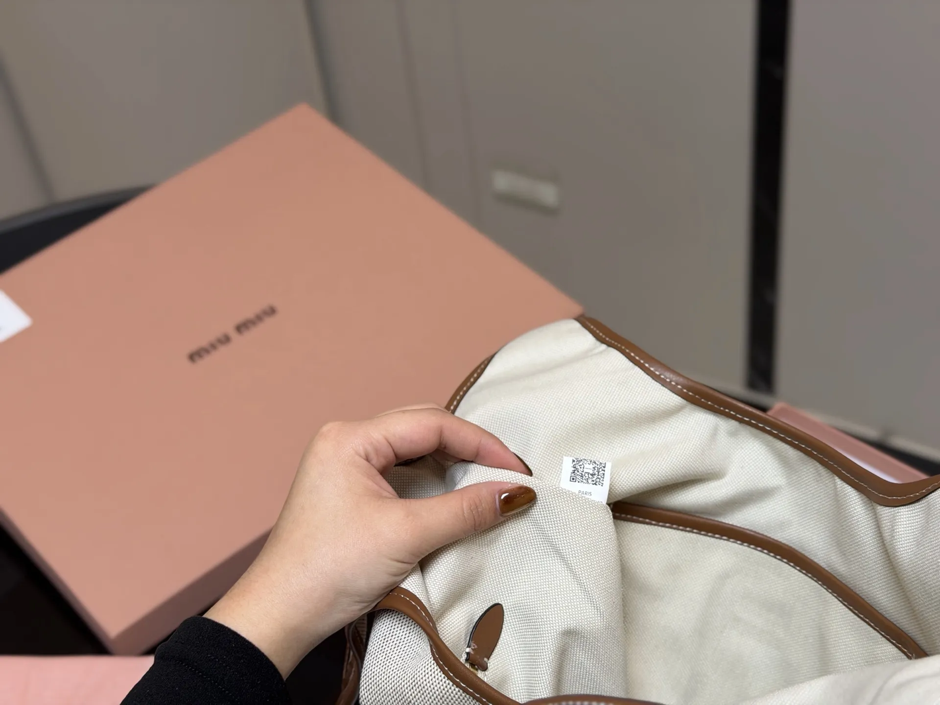 &yen;175 全套包装 size：35*34cm miumiu新款托特tote 今年的风刮的太猛了 老多爆款了！ 这款的版型也太好看了吧！ miumiu准备承包我的夏天吗