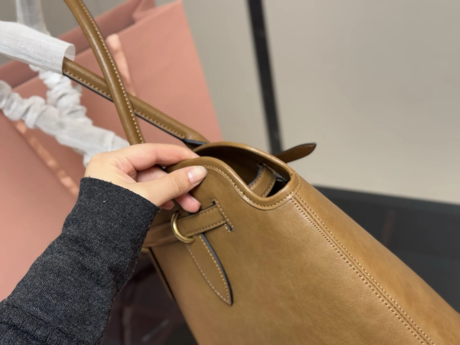 ¥235 原版 size:41.31cm miumiu 中古托特包包, 特别喜欢这个的设计! miumiu的坑真的好仙女好好看! 真的很有质感! 可斜挎可手拿可单肩, 日常约会出行简单好搭配。