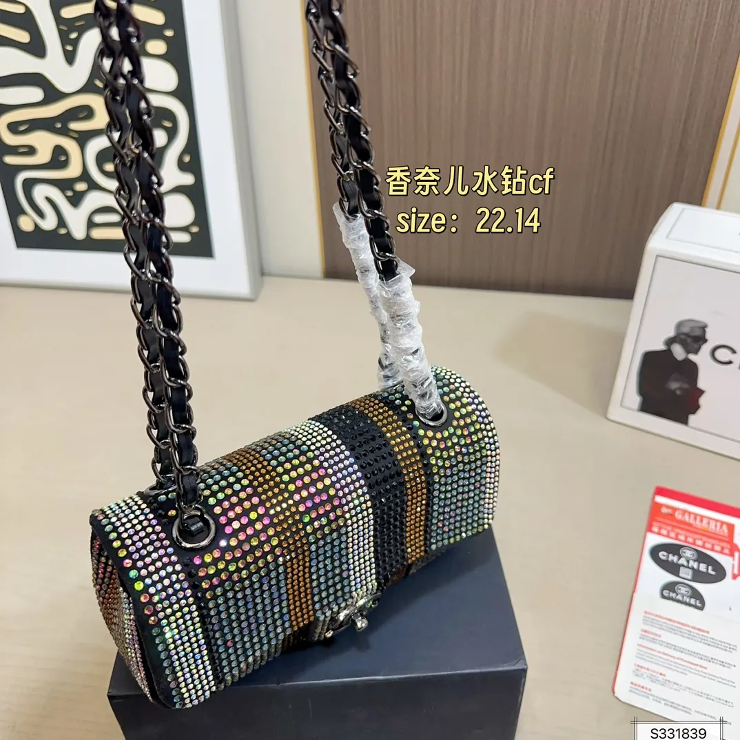 💰155 折叠盒 Chanel香奈儿水钻CF 独特设计 又酷又飒低调的奢华 可盐可甜 极致美感 绝美女孩就是你 尺寸： 22 14