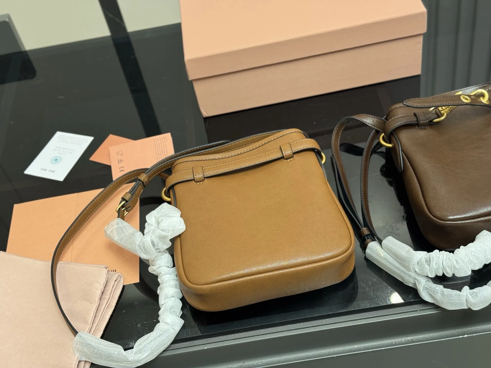 &yen;185 配盒 升级版 size：18*20cm miumiu的小福袋 性价比也太高了！ Aventure系列出小斜挎咯~ 太好装了! 出门都爱背的人生小斜挎 超级香哦！