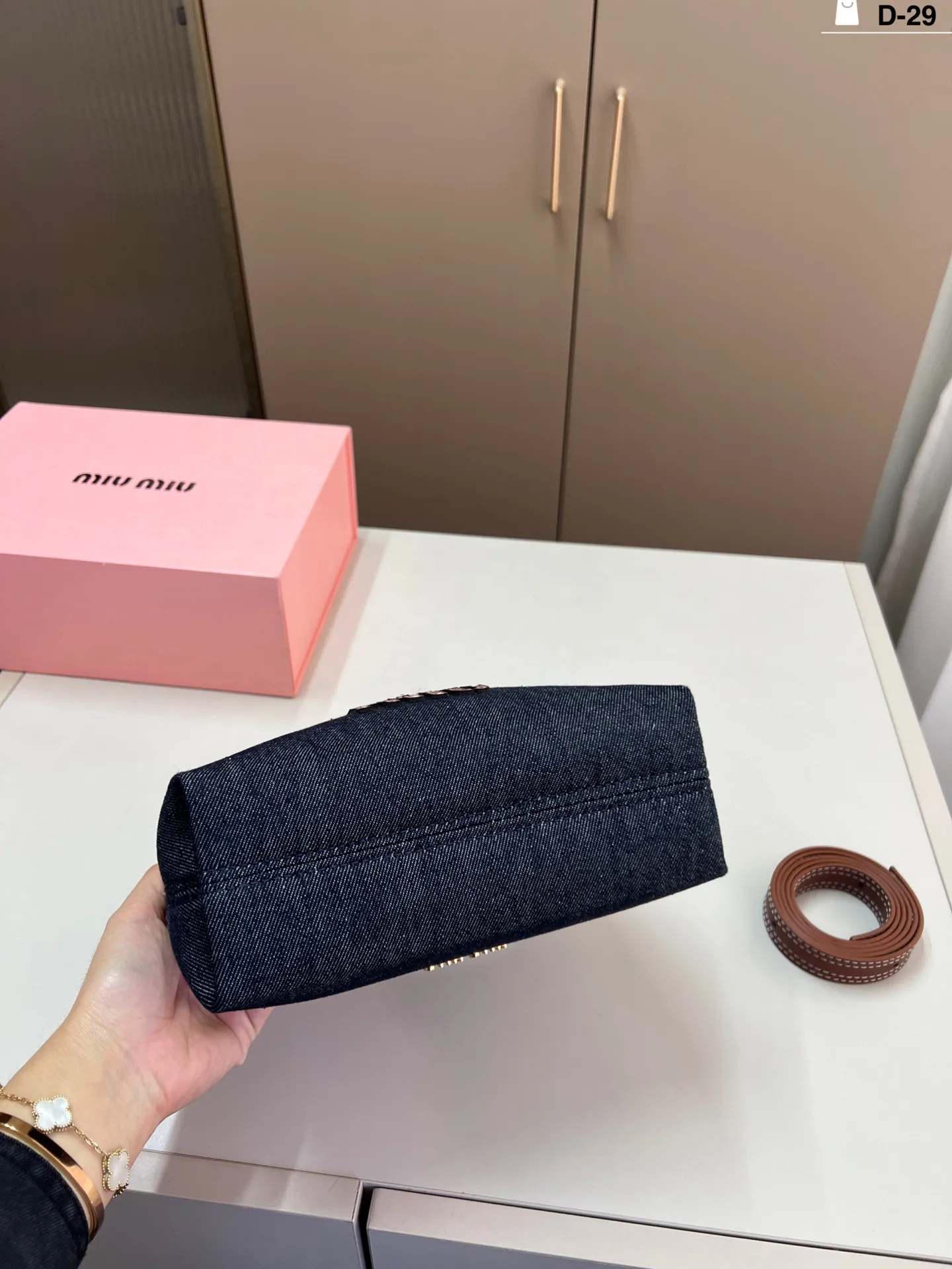 💰p125 miumiu新款速递~牛仔小饭盒是真好看 软软饱饱的又可爱又漂亮! miu里miu气!可爱的不行啦! D-29尺寸22×16折叠盒