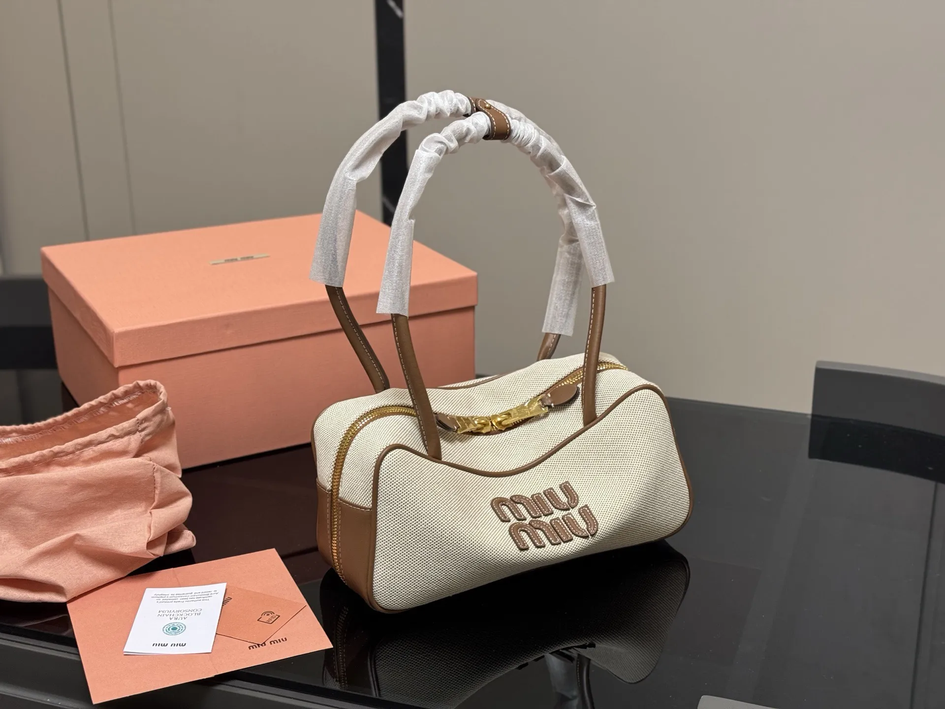 &yen;195 升级版配盒 size：28*13cm miumiu保龄球/公文包/ 包包甜度刚好！ 很难不爱啊啊！ 可手拎也可斜挎 绝对不是小废包哦!容量足足的~~ 出场就是miumiu小公主！