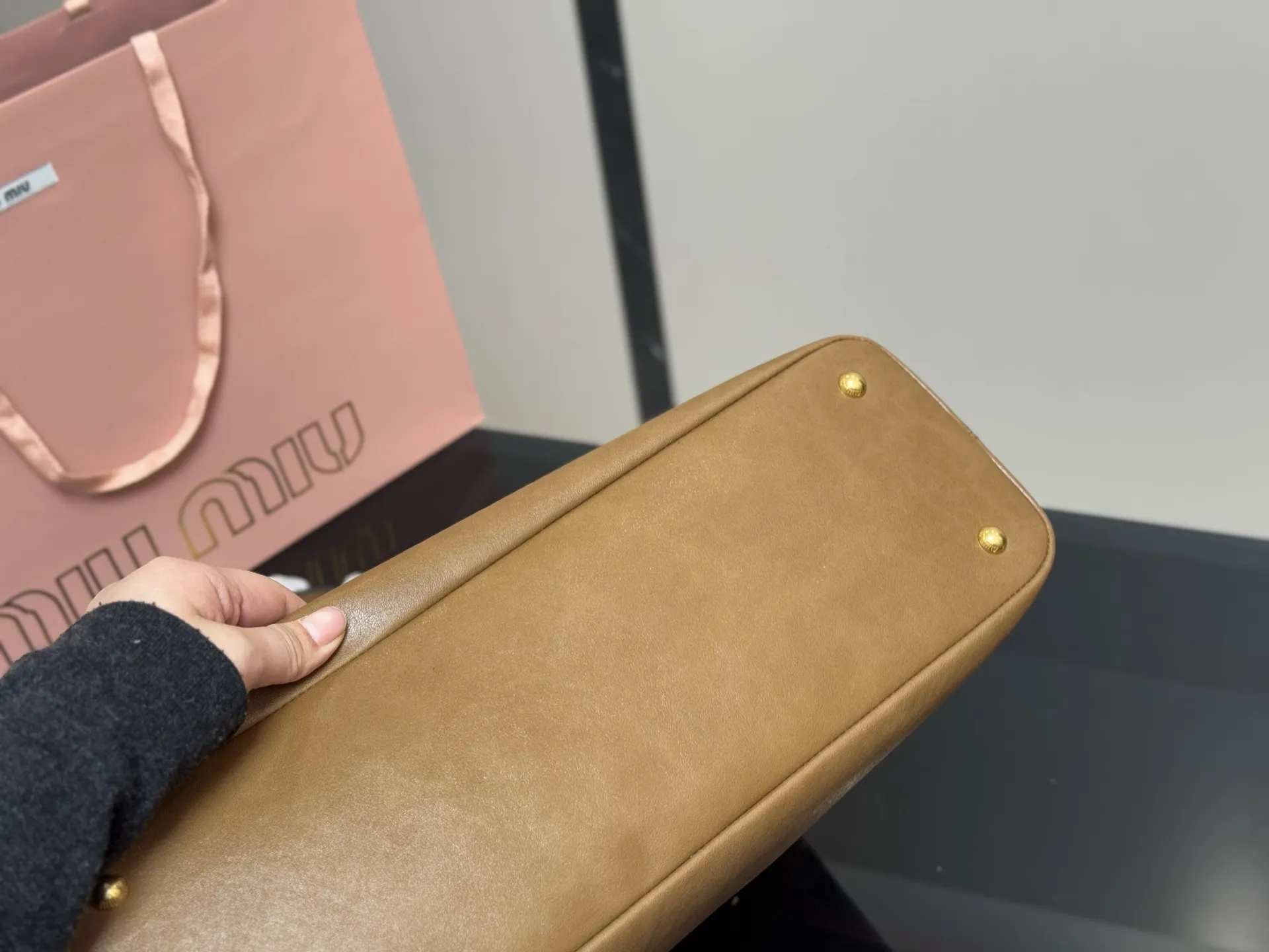 ¥235 原版 size:41.31cm miumiu 中古托特包包, 特别喜欢这个的设计! miumiu的坑真的好仙女好好看! 真的很有质感! 可斜挎可手拿可单肩, 日常约会出行简单好搭配。