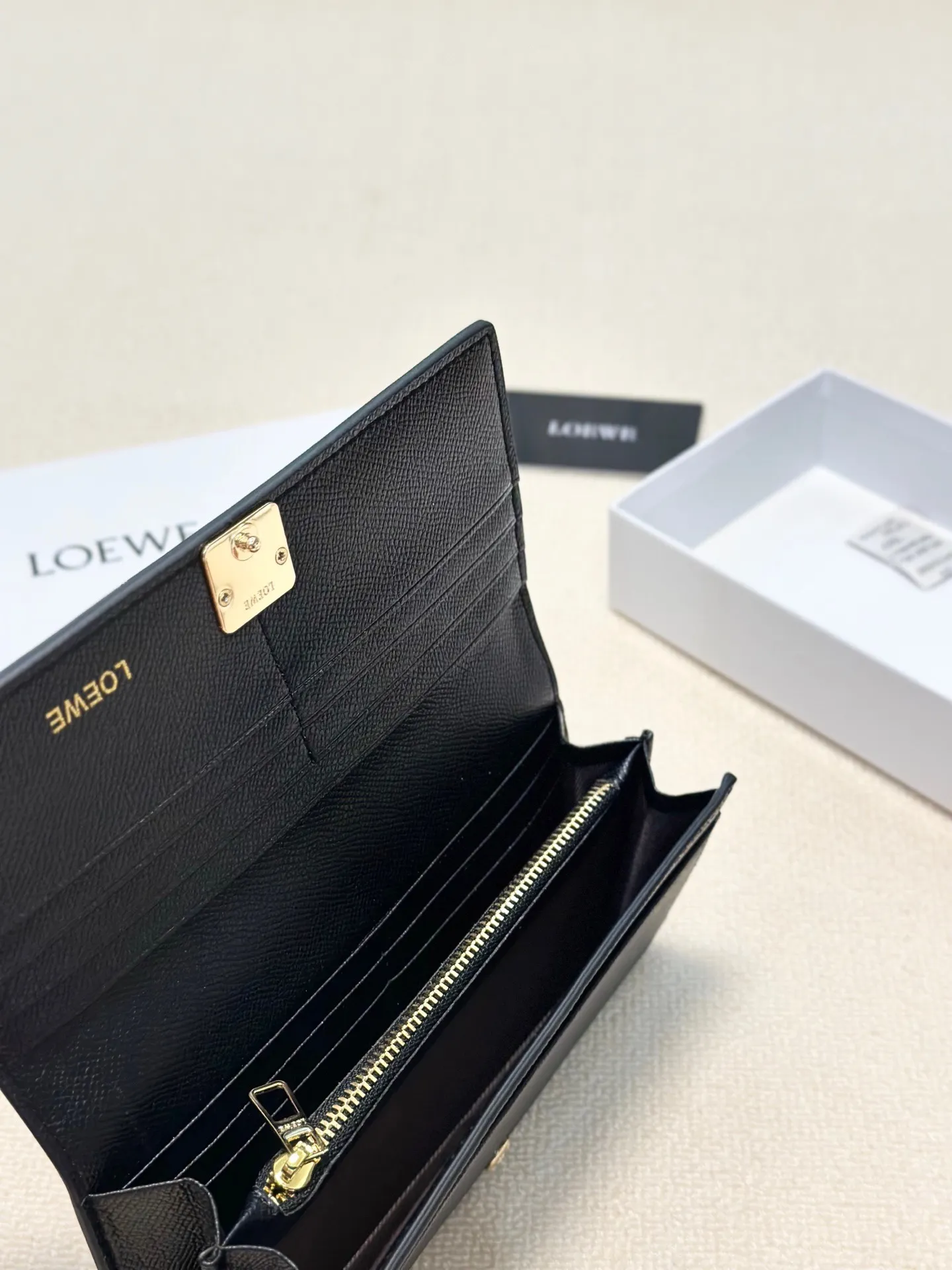 P95🎀🎀颜色 黑 粉 土黄🎀尺寸 19x10🎀罗意威爆款牛皮长款钱包🔥款式经典做工精细耐磨耐用手感极佳❤️