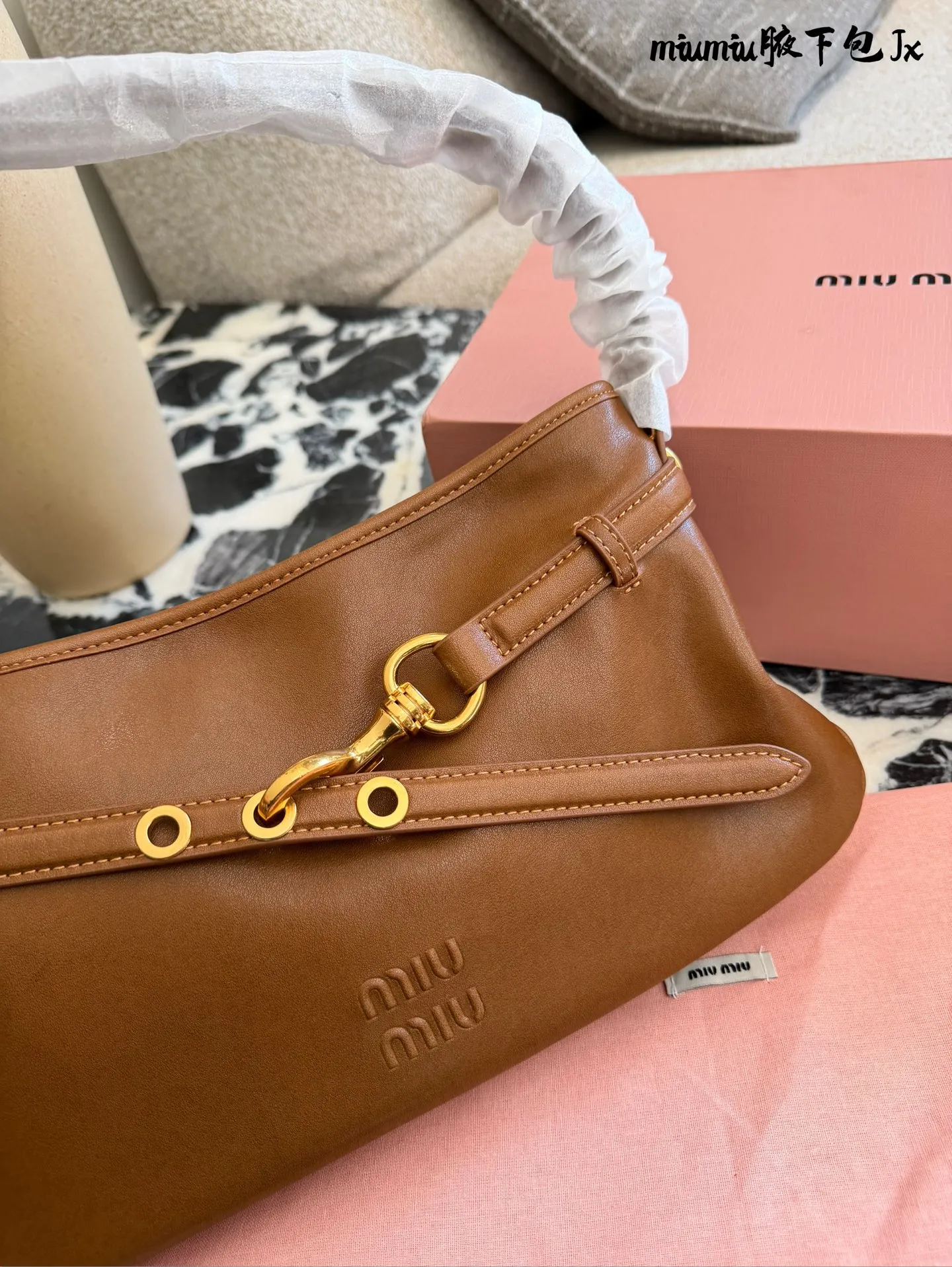 p220 缪缪miumiu新款aventure nappa腋下包 nappa 复古腋下包 又是一个爆款预测！！ 33cm配盒子