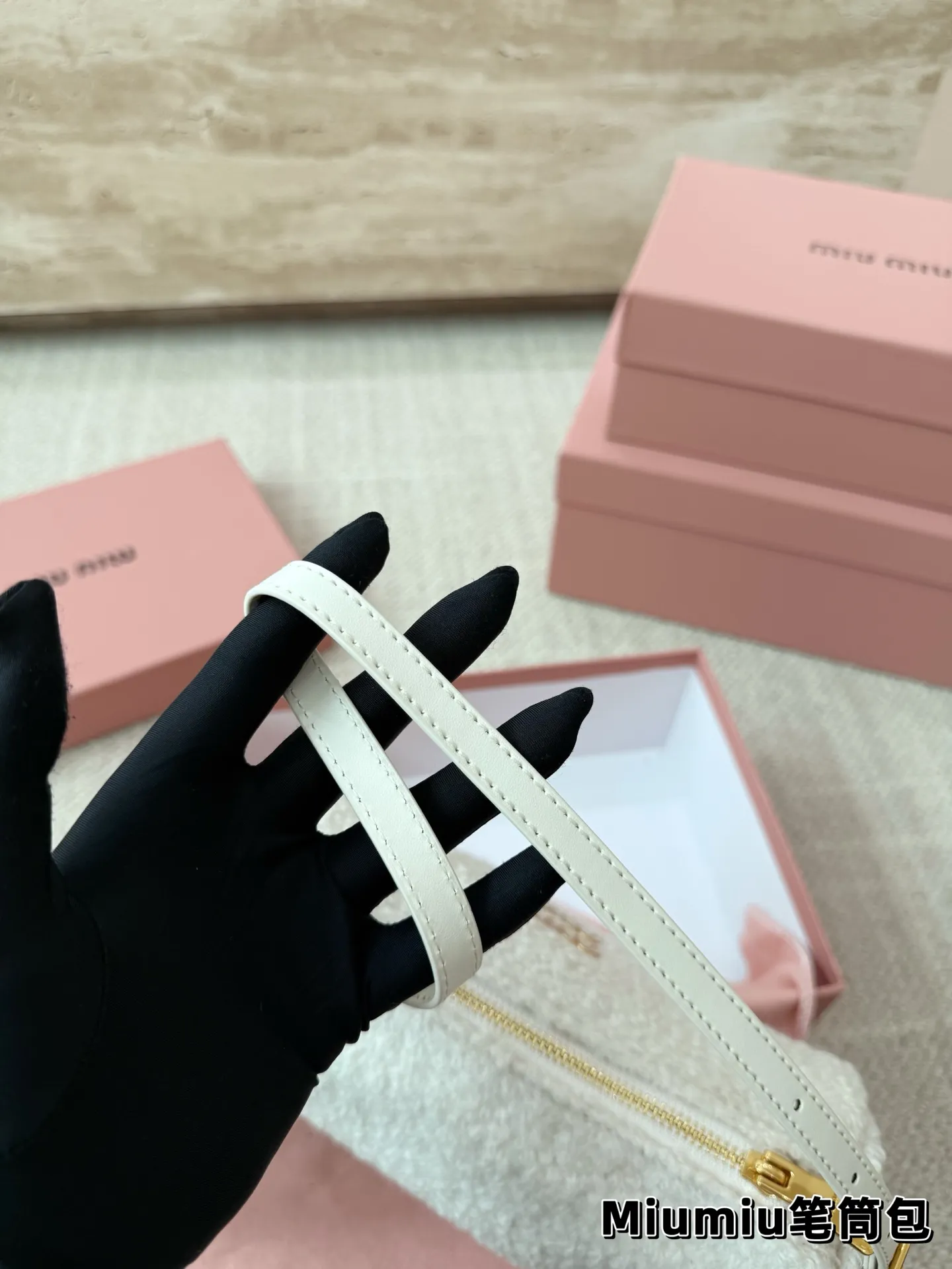 P160 羊羔毛 Miu系笔筒包简直泰香了🛒 MiuMiu太好看了家人们，本期推荐新品穿上秒变学院派美少女。格纹套装衬衣+芭蕾裙，又甜可盐。芭蕾裙真的是MiuMiu时尚单品！很娇俏，时髦。 Bag:MiuMiu万元内笔筒包，时髦可爱😻实用，全牛皮。颜色有黑色，棕色，石楠木色，做旧款都是麂皮材质还有可爱的牛奶纹🐄。羊羔毛乐福鞋，很舒适的一款！本人为此包疯狂打Call！！超爱很嗲跟秋冬很搭哦~