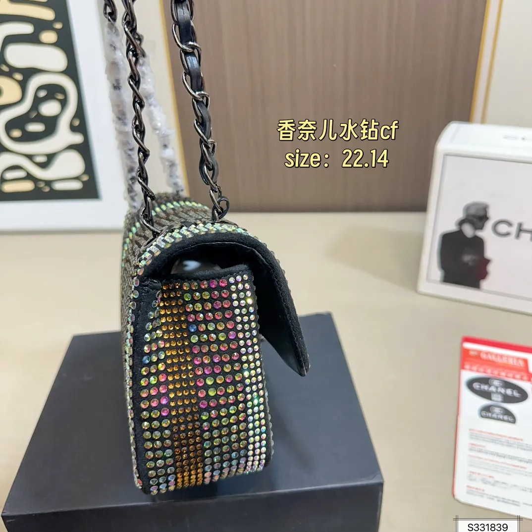 💰155 折叠盒 Chanel香奈儿水钻CF 独特设计 又酷又飒低调的奢华 可盐可甜 极致美感 绝美女孩就是你 尺寸: 22 14