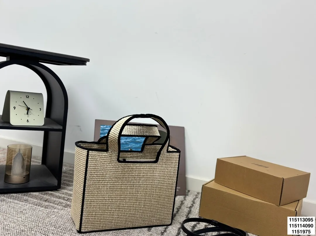 p125 p120 p115无盒 罗意威编织托特包 Paulas's 1biza 夏日海岛系列推出了草编托特包包巧妙融合了托特的商务之前线条和草编的夏日风情,加上Loewe粗体大logo 真的很难不爱 尺寸30.22/24.17/20.13