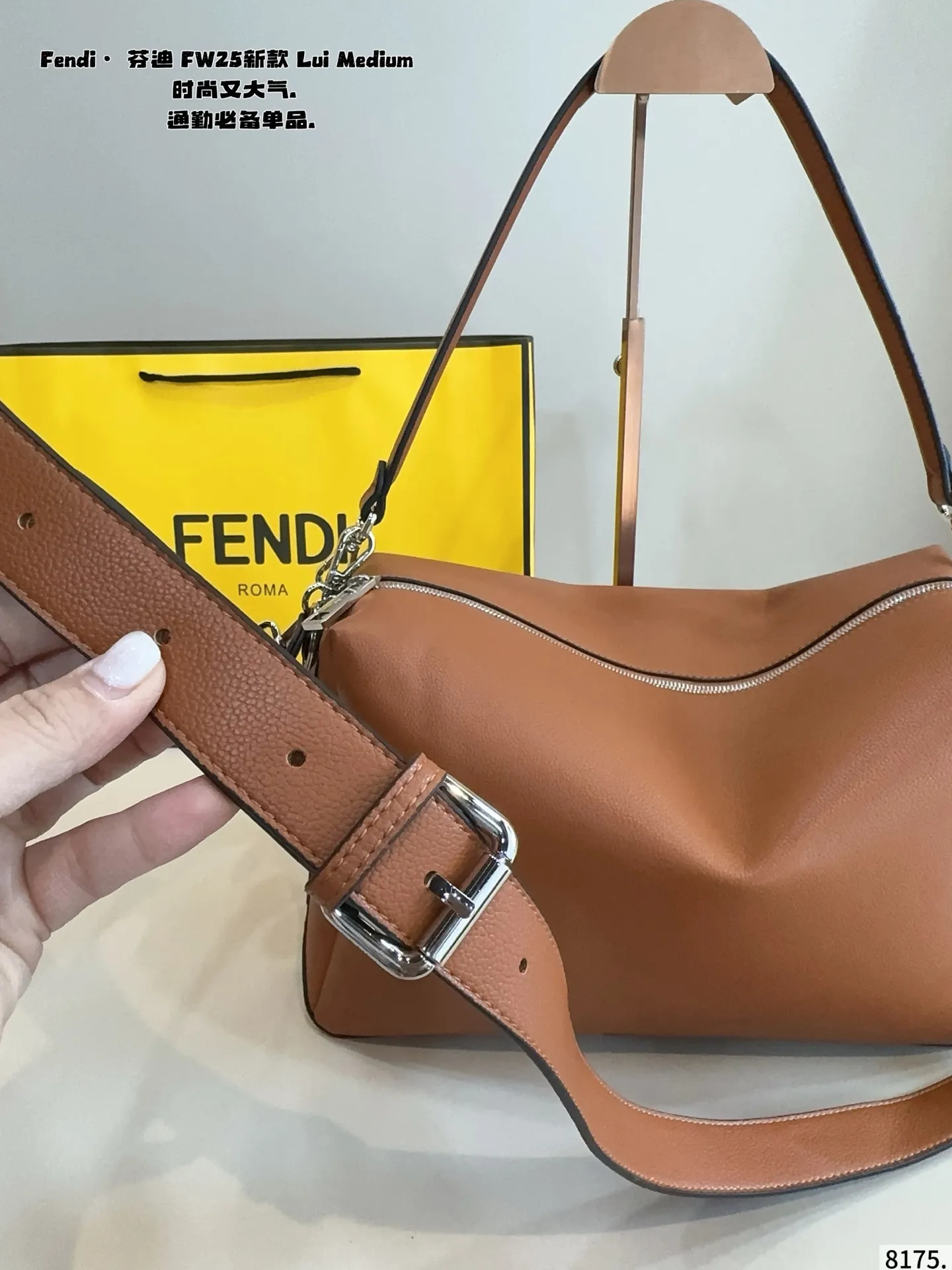 p185 罗意威 FW25新款 Lui Medium 绵密的手感,轻便的包包 很有质感 可盐可甜 上身绝美 无可比拟 是每个追求漂亮的女孩必入单品尺寸:32*12*22cm