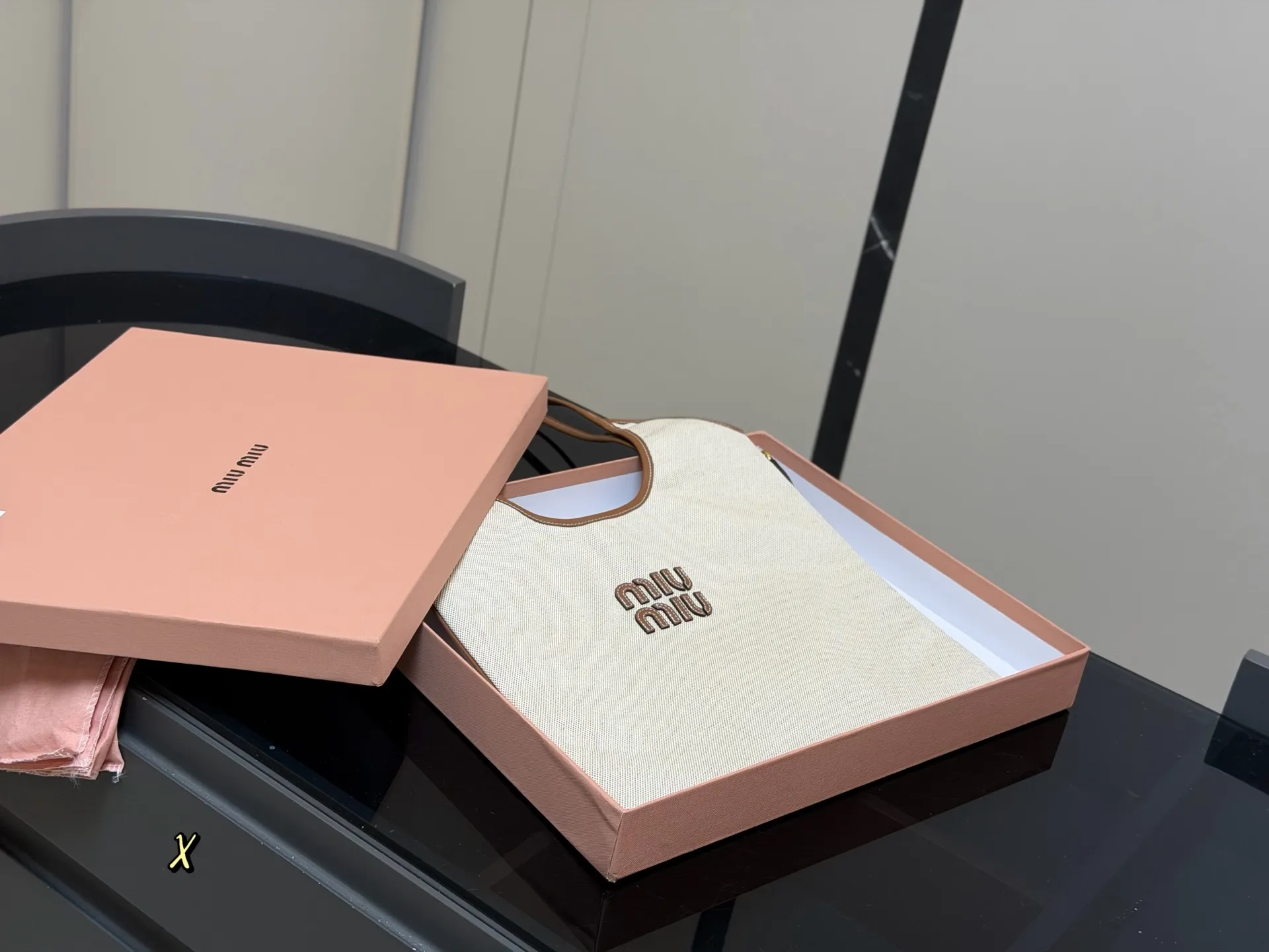 ¥175 全套包装 size:35*34cm miumiu新款托特tote 今年的风刮的太猛了 老多爆款了! 这款的版型也太好看了吧! miumiu准备承包我的夏天吗