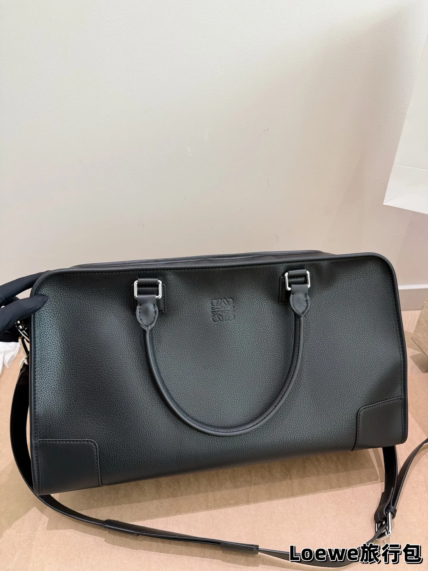 牛皮版本 P200 罗意威新款旅行包 机场包 Loewe Gova Small Backpack 罗意威新款旅行包 男款背包 超热门背囊 Goya 系列机场包兴? 双向拉链开合背带 可自行调节长短新颖的设计时尚及实用性并存男女通用 size: 48 26cm #最爱的包包