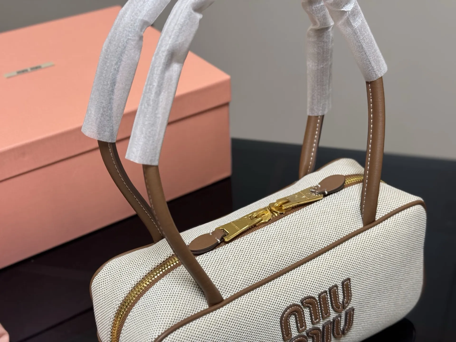 &yen;195 升级版配盒 size：28*13cm miumiu保龄球/公文包/ 包包甜度刚好！ 很难不爱啊啊！ 可手拎也可斜挎 绝对不是小废包哦!容量足足的~~ 出场就是miumiu小公主！