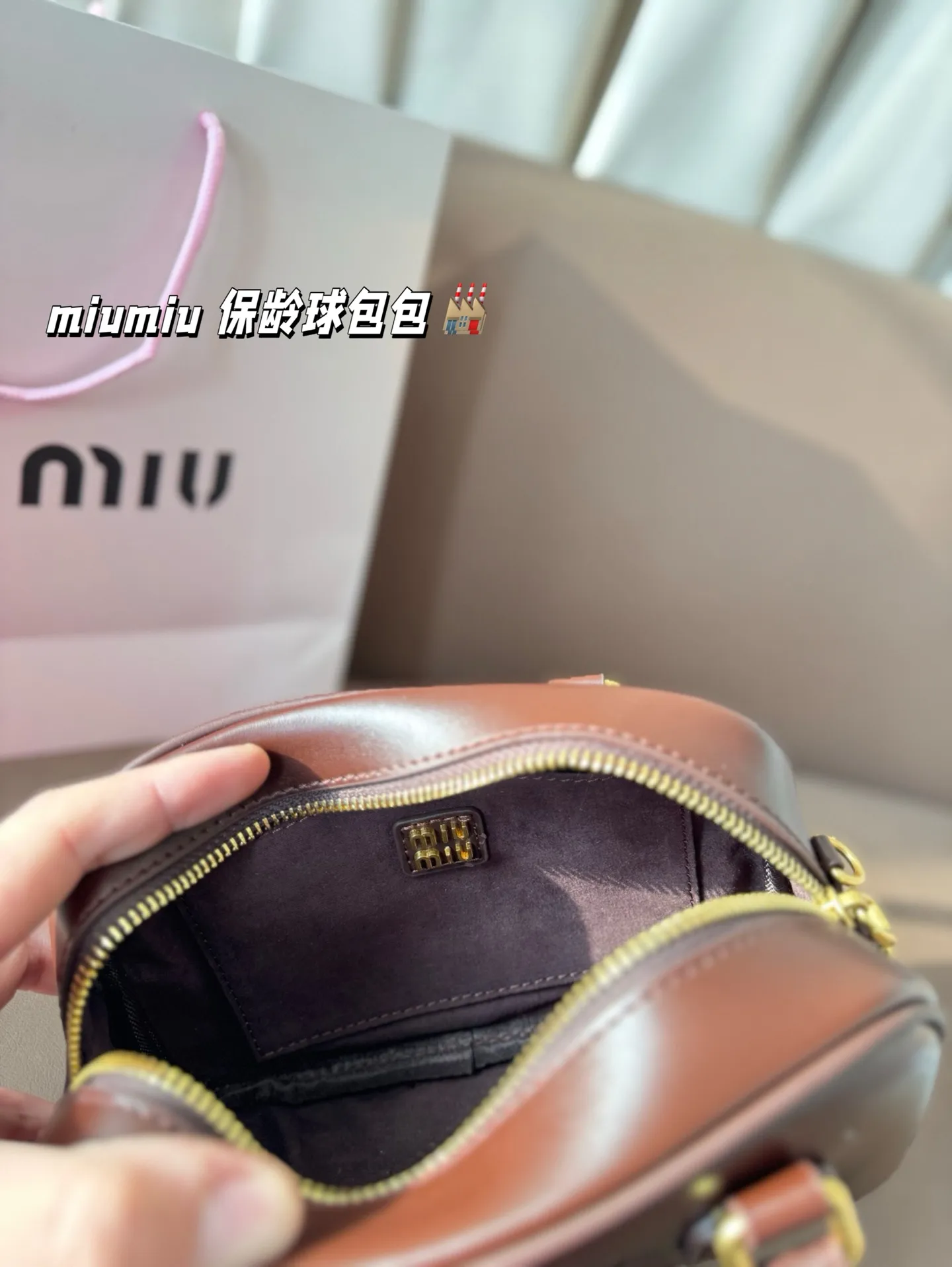 P225 缪缪 可盐可甜的女孩 miumiu 保龄球包包 好搭 什么风格都能驾驭 材质很柔软 容量也非常OK 复古俏皮的hobo包型 是近期几乎天天拿出门的包包! 尺寸:21*14