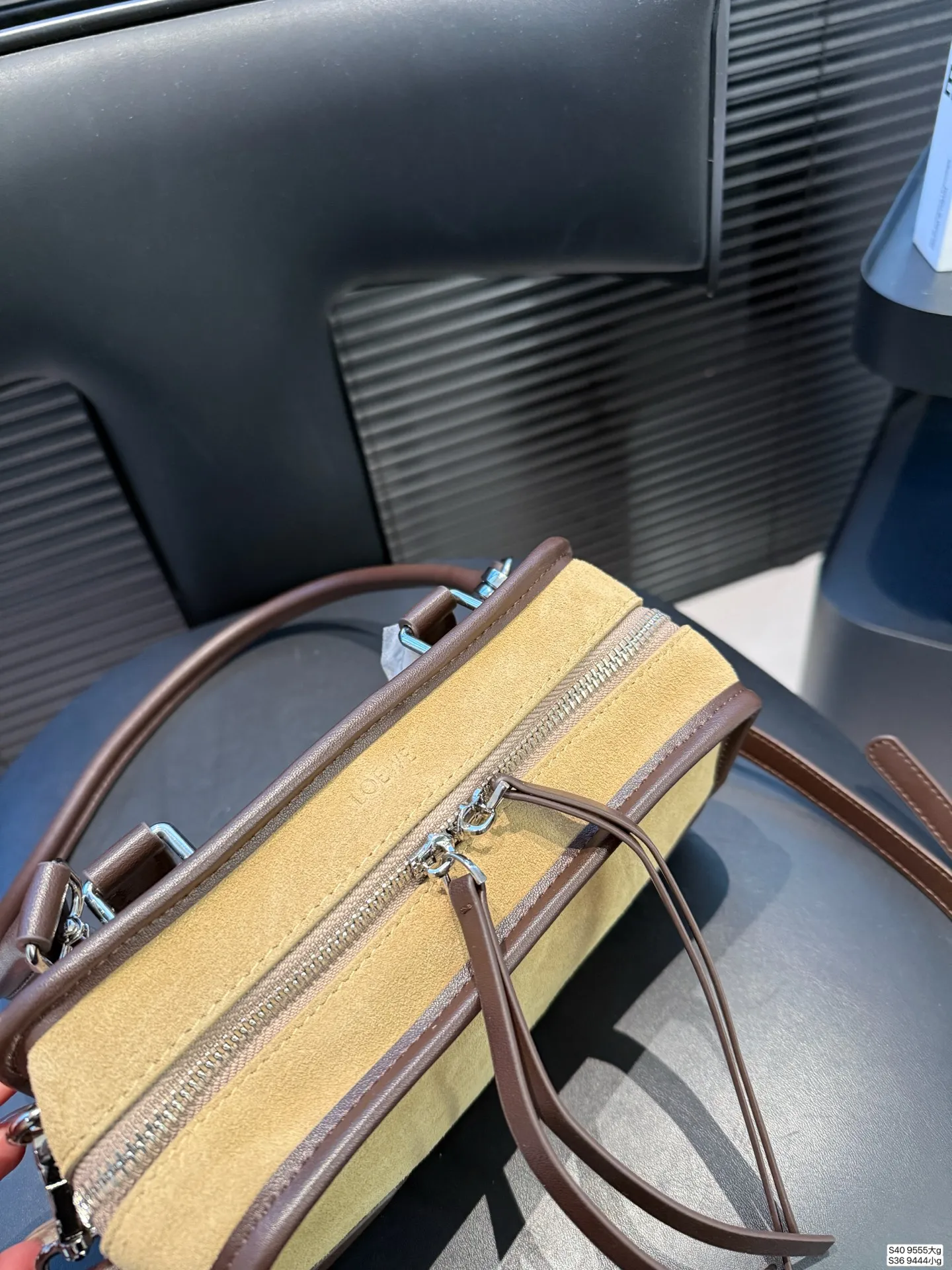 大号P250小号P230 罗意威这只简直太乖了 麂皮包今年冬天简直不要太火 银色loewe小锁也是酷的很 这个还可以加肩带单肩斜挎 一整个就是实用的美包！ 尺寸大25 18小22 12 货号大9555 小9444