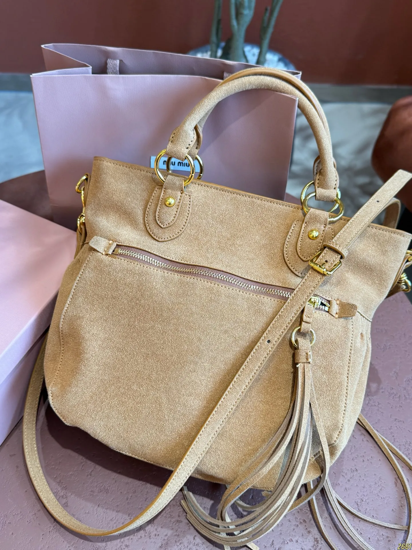 ¥200配折叠盒⚠️尺寸30*26 MIUMIU Aventure麂皮托特包 简洁大方的设计,既能装下日常出行的必需品又能作为造型的点睛之笔,提升整体的高级感出道即巅峰!!时髦精被迷住了新款托特tote质感无敌了!