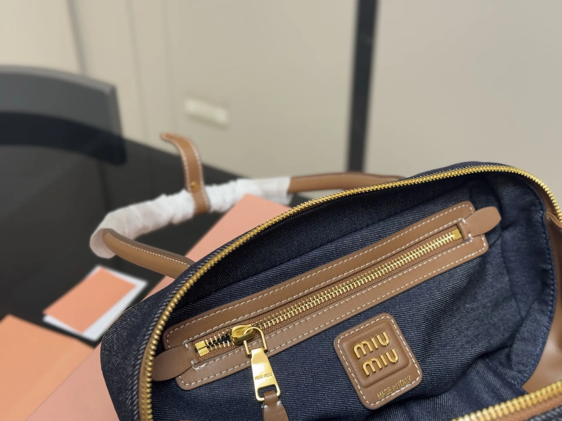 ¥195 升级版配盒 size:28*13cm miumiu保龄球/公文包/ 包包甜度刚好! 很难不爱啊啊! 可手拎也可斜挎 绝对不是小废包哦!容量足足的~~ 出场就是miumiu小公主!