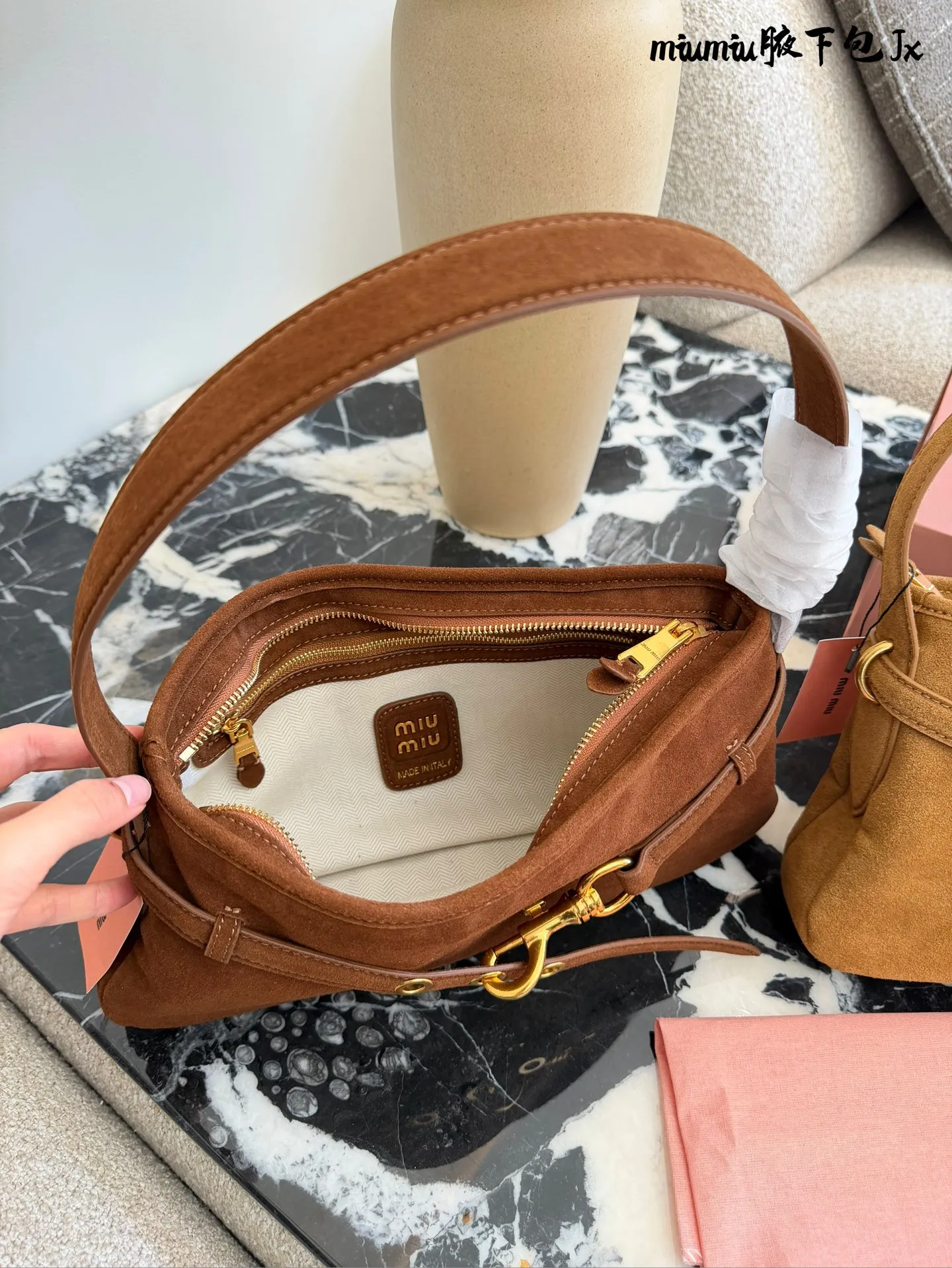 p240 缪缪miumiu新款aventure nappa腋下包 nappa 复古腋下包 又是一个爆款预测！！ 33cm配盒子