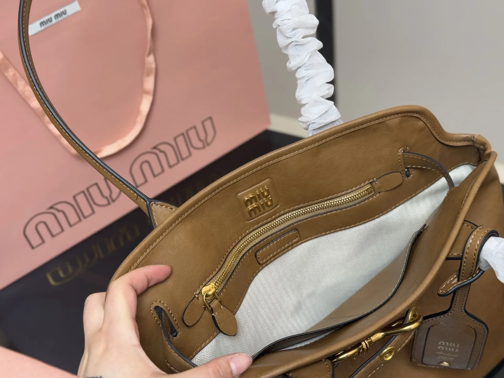 ¥235 原版 size:41.31cm miumiu 中古托特包包, 特别喜欢这个的设计! miumiu的坑真的好仙女好好看! 真的很有质感! 可斜挎可手拿可单肩, 日常约会出行简单好搭配。