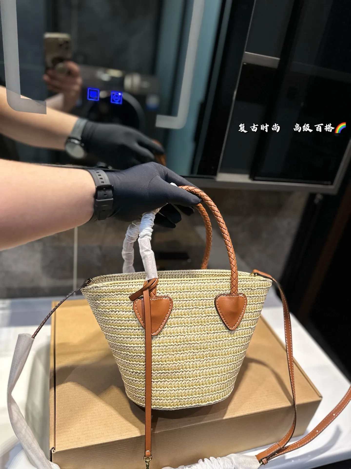 ❤️P145P135(礼盒包装)❤️ 缪缪MIUMIU 编织托特包 限定款hobo也太好看了 质感很高级 容量超级大也很耐用 日常出街背它回头率百分百 尺寸:大号24 26 小号16 18