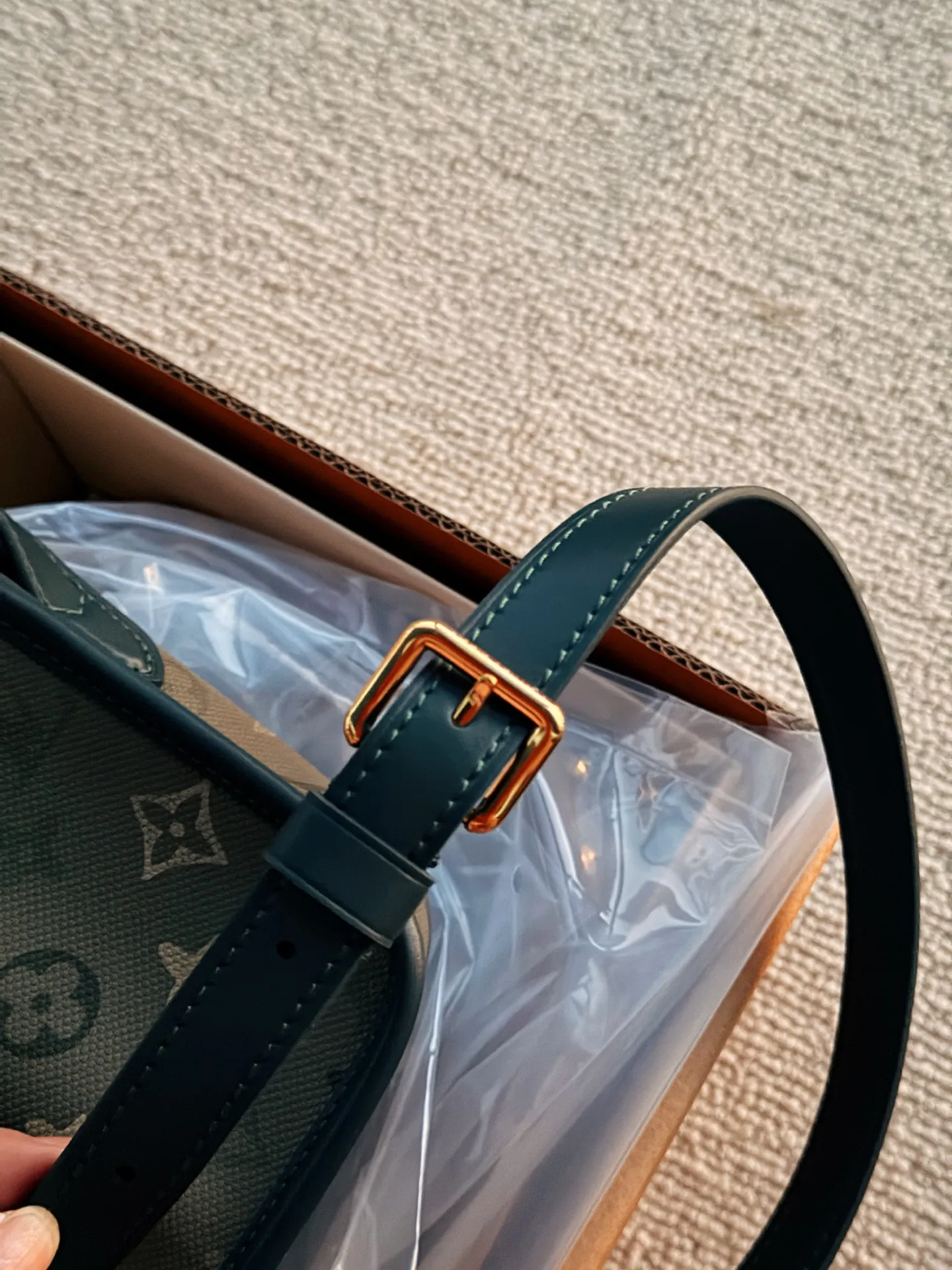 💰200 配盒 全钢五金 size：20*14cm L家 邮差包男包新品！ 新款的 绿色Satchel小邮差包 不大不小容量还十分可观!!!自带复古学院气息!很有vintage的感觉!九月份新款买它就够了!!!!