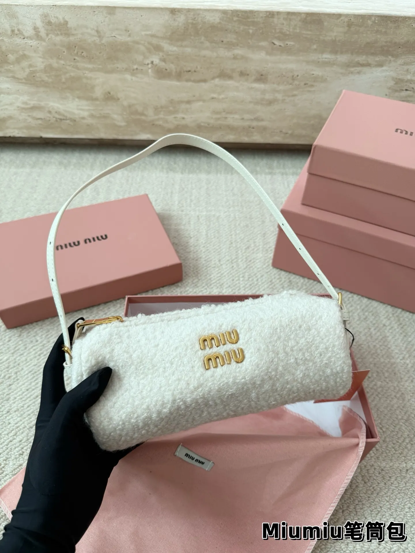 P160 羊羔毛 Miu系笔筒包简直泰香了🛒 MiuMiu太好看了家人们,本期推荐新品穿上秒变学院派美少女。格纹套装衬衣+芭蕾裙,又甜可盐。芭蕾裙真的是MiuMiu时尚单品!很娇俏,时髦。 Bag:MiuMiu万元内笔筒包,时髦可爱😻实用,全牛皮。颜色有黑色,棕色,石楠木色,做旧款都是麂皮材质还有可爱的牛奶纹🐄。羊羔毛乐福鞋,很舒适的一款!本人为此包疯狂打Call!!超爱很嗲跟秋冬很搭哦~