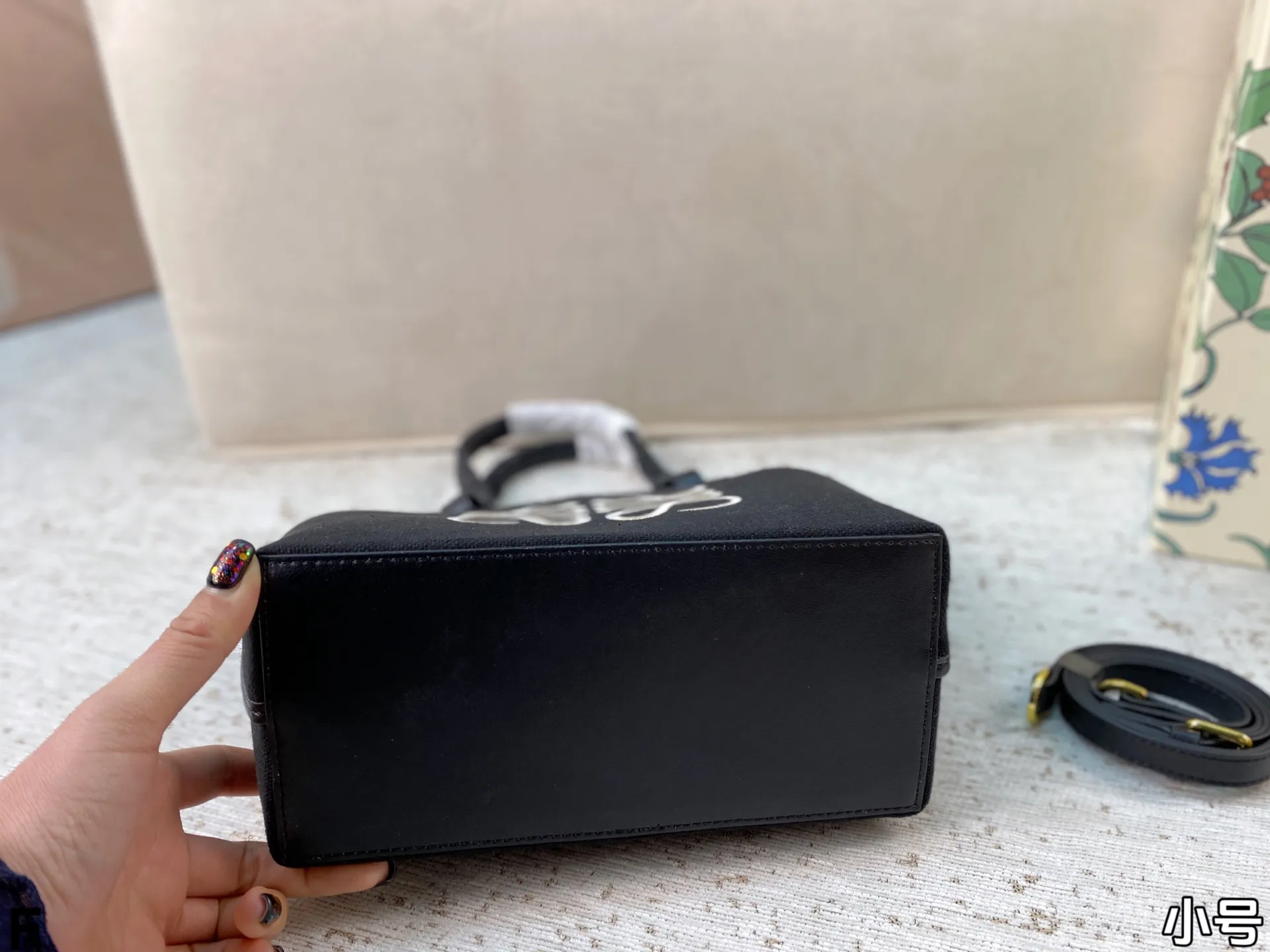 p165/p160 配盒🎁 罗意威Loewe anagram tote背上秒变时髦精 一只装得下全世界的托特 越背越香 能装且百搭不易变形 上班通勤或者日常搭配都很好!尺寸:27*25/23*22