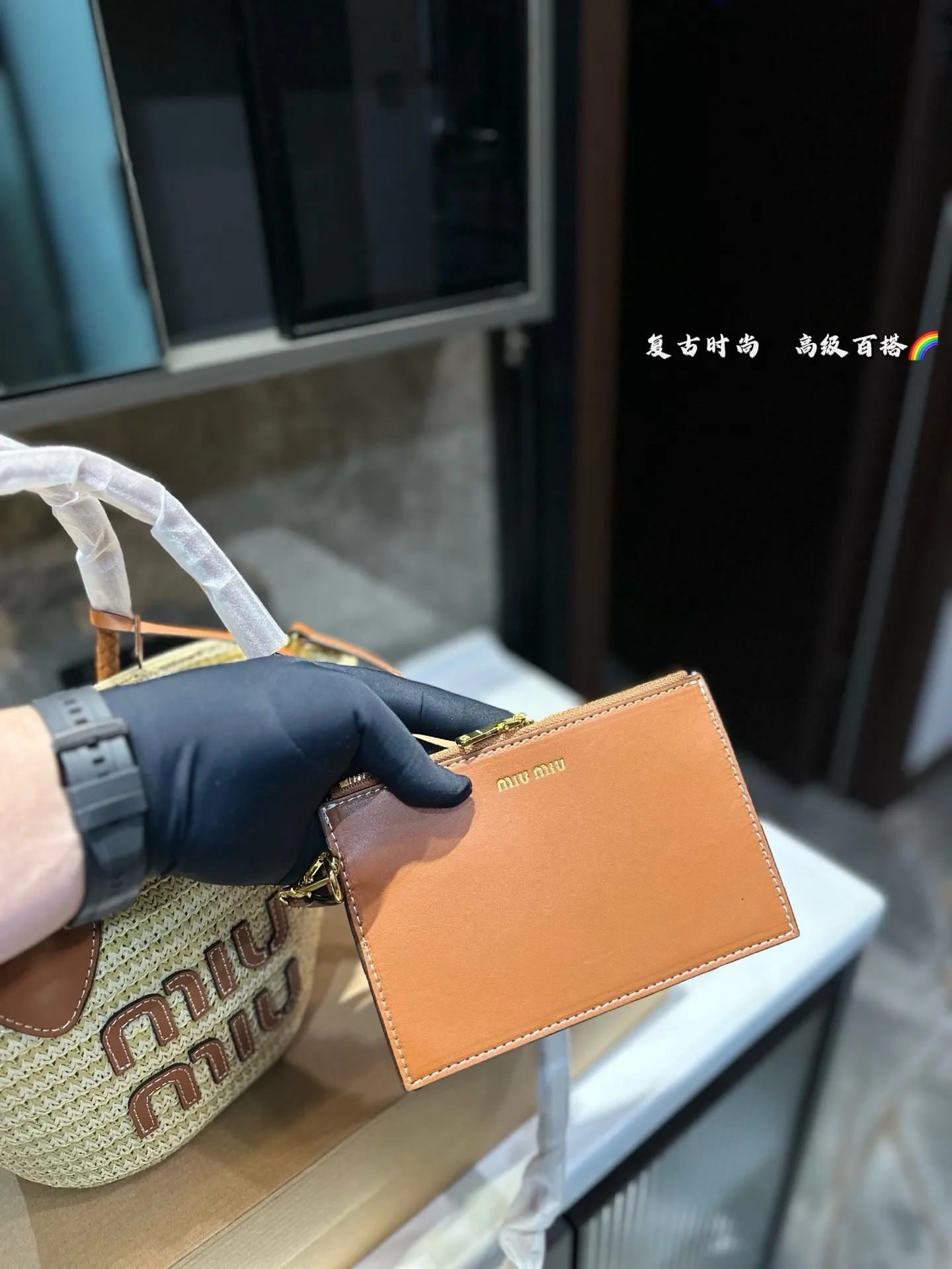 ❤️P145P135（礼盒包装）❤️ 缪缪MIUMIU 编织托特包 限定款hobo也太好看了 质感很高级 容量超级大也很耐用 日常出街背它回头率百分百 尺寸：大号24 26 小号16 18