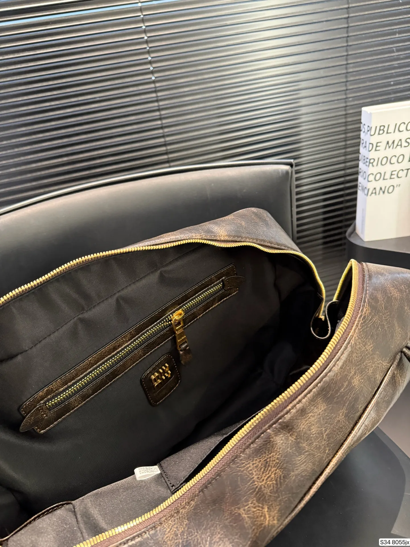 P220 缪缪MIUMIU 保龄球手提包 轻轻松松高级感 包包手感巨好容量也很不赖 简单却又不失华丽 不要觉得会炸眼太高调了什么的 根本不会! 在你的精简穿搭上简直就是点睛之笔 尺寸:34 23 货号8055