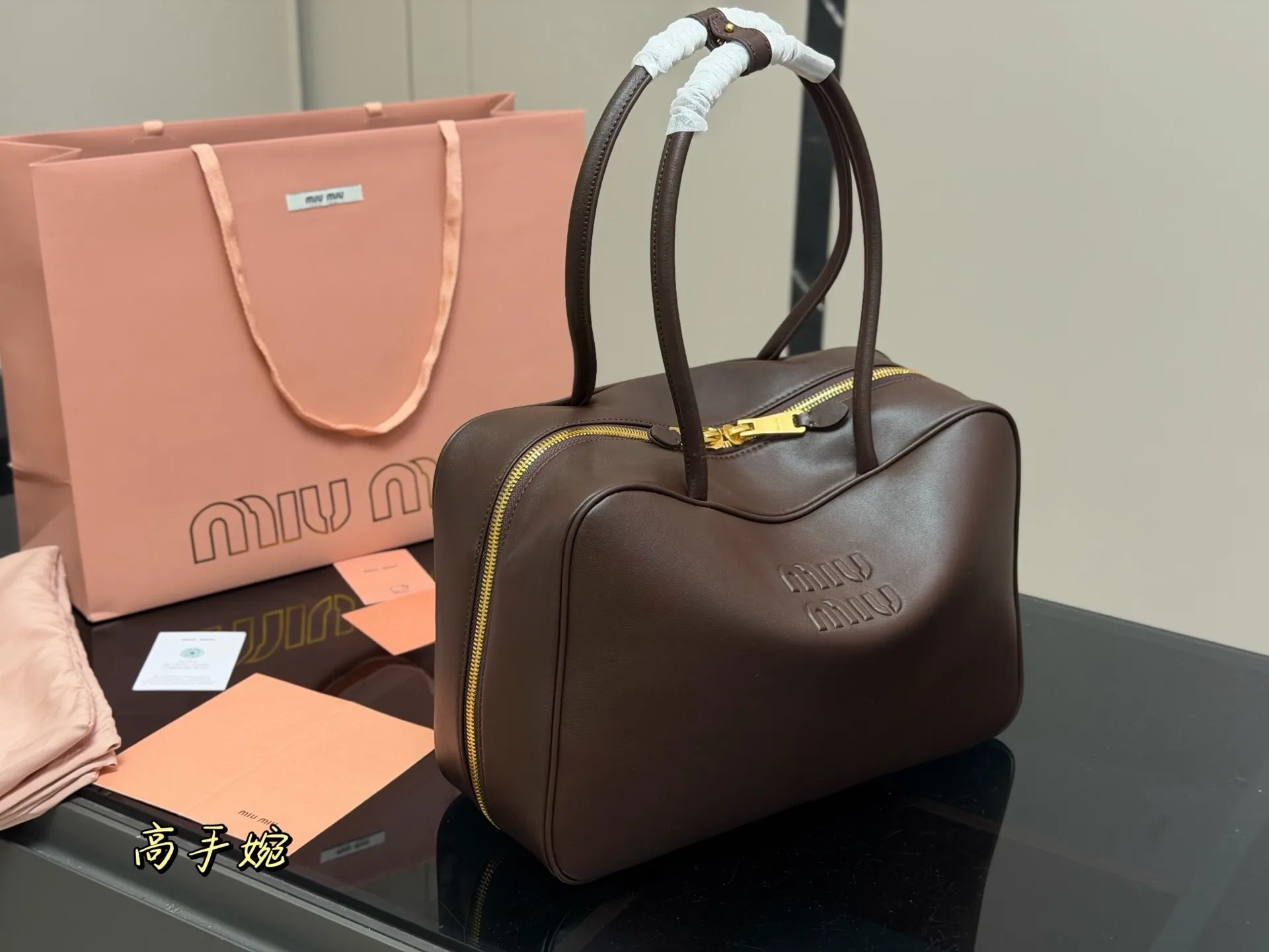 ¥195 无盒 size:35*22cm miumiu保龄球/公文包/ 采用小牛皮 皮质光滑细腻柔软, 棉质缎面衬里。 背起来都很nice 哦 可手拎也可斜挎! 出场就是miumiu小公主!