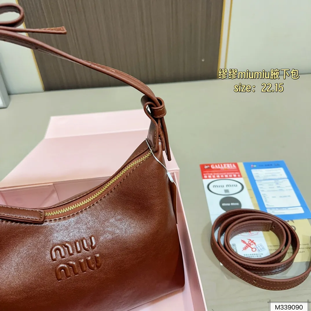 💰115(折叠盒) 尺寸22.15 MiuMiu缪缪腋下包 牛仔的材质随性且休闲! 整体上手非常轻便~ 优雅贵气高级感并存! 颜值爆表很好搭配👏