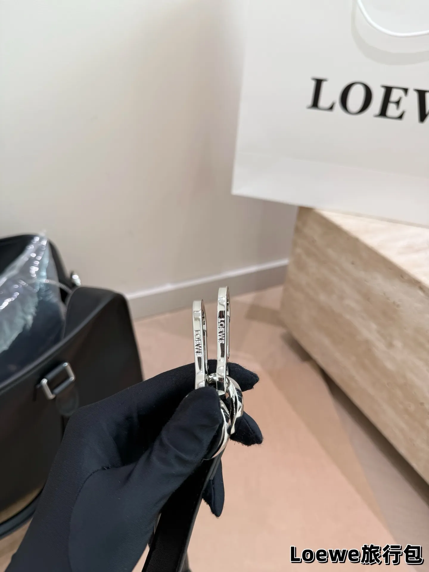 牛皮版本 P200 罗意威新款旅行包 机场包 Loewe Gova Small Backpack 罗意威新款旅行包 男款背包 超热门背囊 Goya 系列机场包兴？ 双向拉链开合背带 可自行调节长短新颖的设计时尚及实用性并存男女通用 size: 48 26cm #最爱的包包