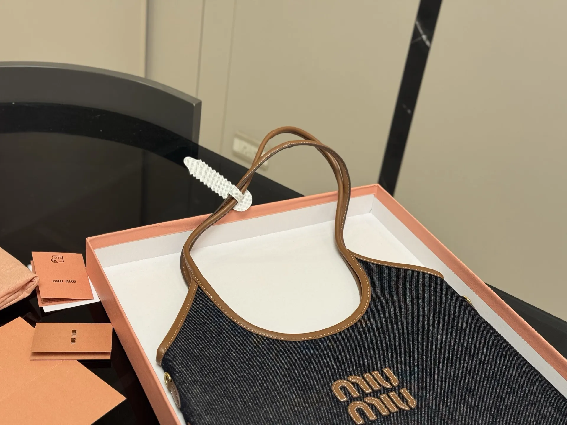 &yen;185 全套包装 size：35*34cm miumiu新款托特tote 今年的风刮的太猛了 老多爆款了！ 这款的版型也太好看了吧！ miumiu准备承包我的夏天吗