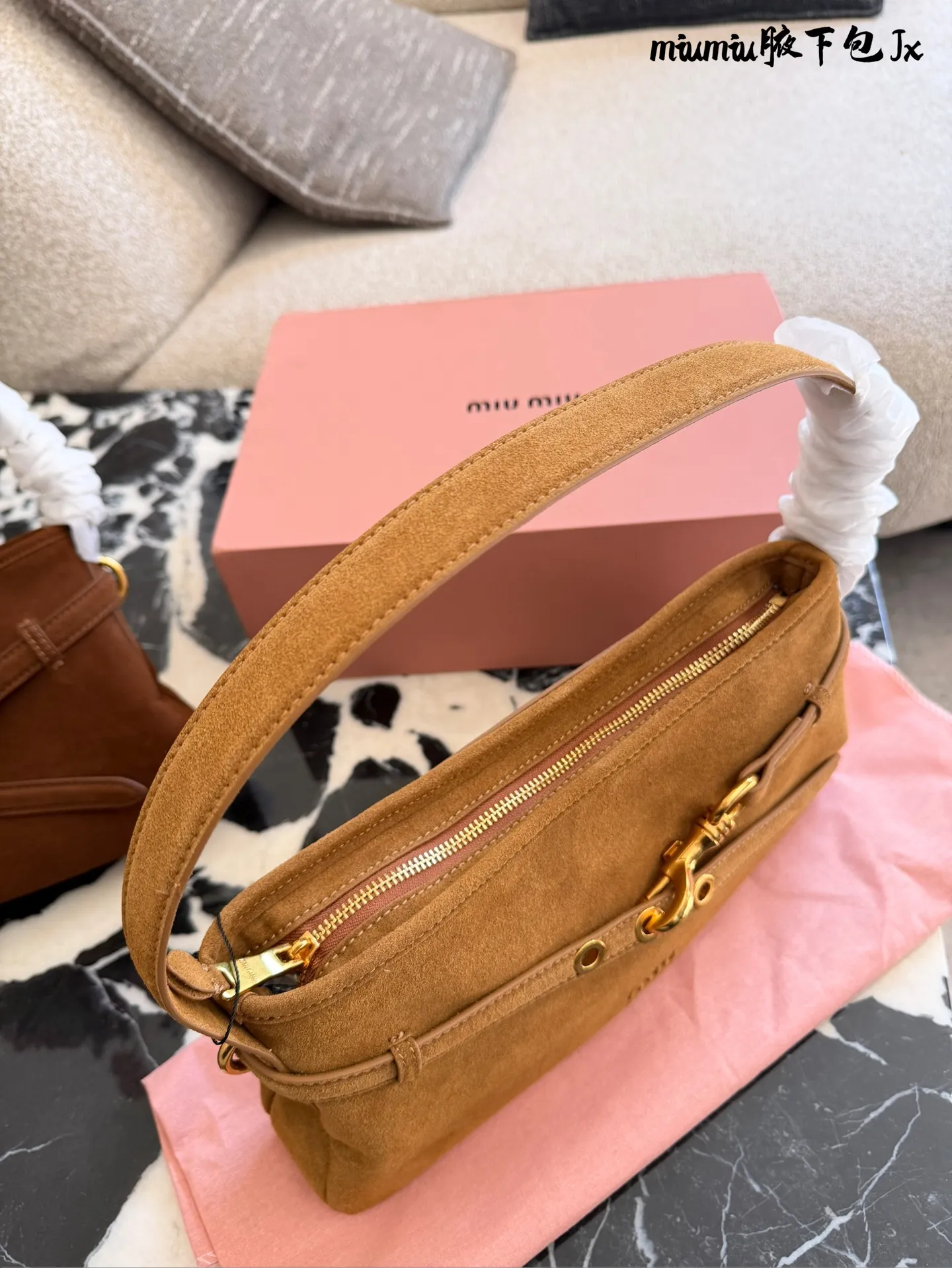 p240 缪缪miumiu新款aventure nappa腋下包 nappa 复古腋下包 又是一个爆款预测!! 33cm配盒子