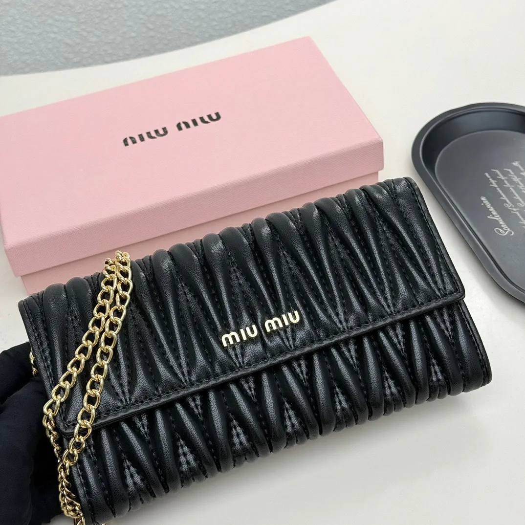 p110🎀miumiu 9886🎀颜色 黑色 粉色 红色 🎀尺寸 19*10.5*3.5🎀miumiu专柜最新款！专柜爆款热力来袭，经典提花压纹设计，釆用顶级进口小羊皮，皮质细腻柔软，做工精细！