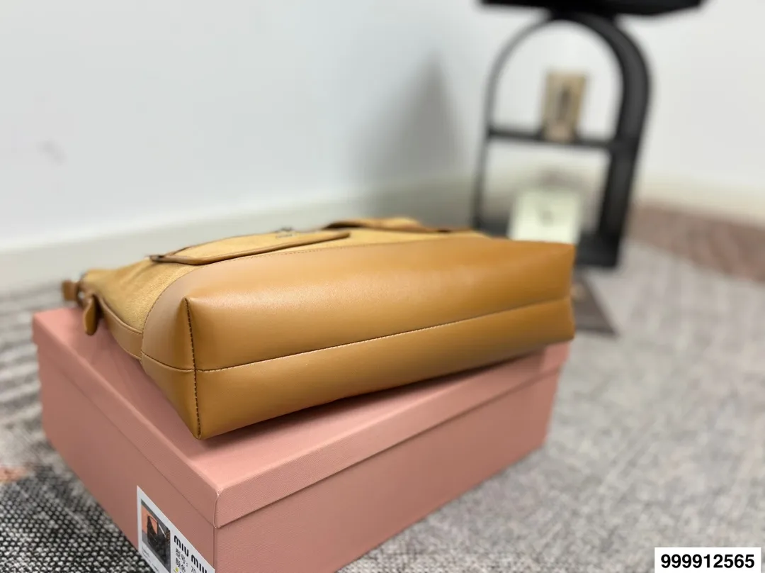 p175 超纤密封包装 缪缪腋下 miumiu特别的包包。大多包型的设计都是偏简单、基础的,只是当时颜色和材质的运用,让人觉得每款包包都有一个创意点 #miumiu #腰包 #MIUMIU # 尺寸35 24