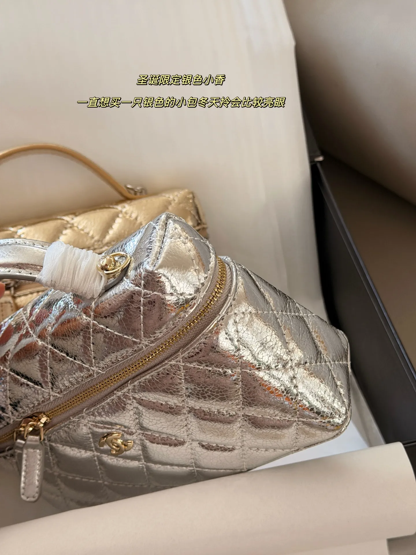 💰210 无盒 blingbling size：20（底宽）*12cm（高） 小香家 饭盒包 Lp Chanel26X圣诞限定银色 很有节日氛围感的银色 内里是红色皮质内里 很有质感! 整个包包手感也特别好! 可以手拿可以肩背链条长度刚刚好 搭配性也很强#