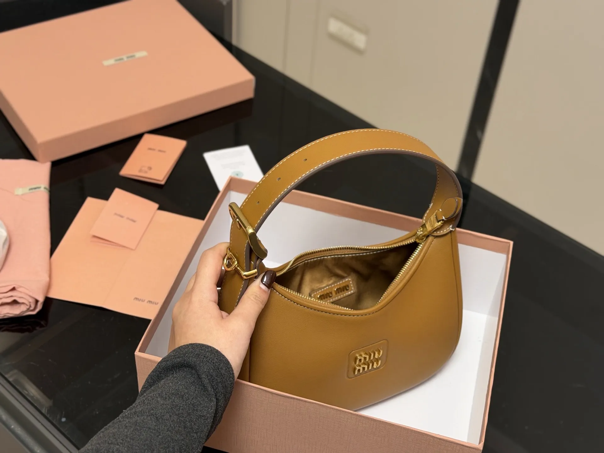 ¥175 配盒 升级版 size:23*13cm miumiu这新包, 新款Hobo,太好搭配了! 能拎、能挽、能肩背(有肩带), 可咸、可甜、可AC(Alcohol&Coffee)。一包在手,AC无忧~