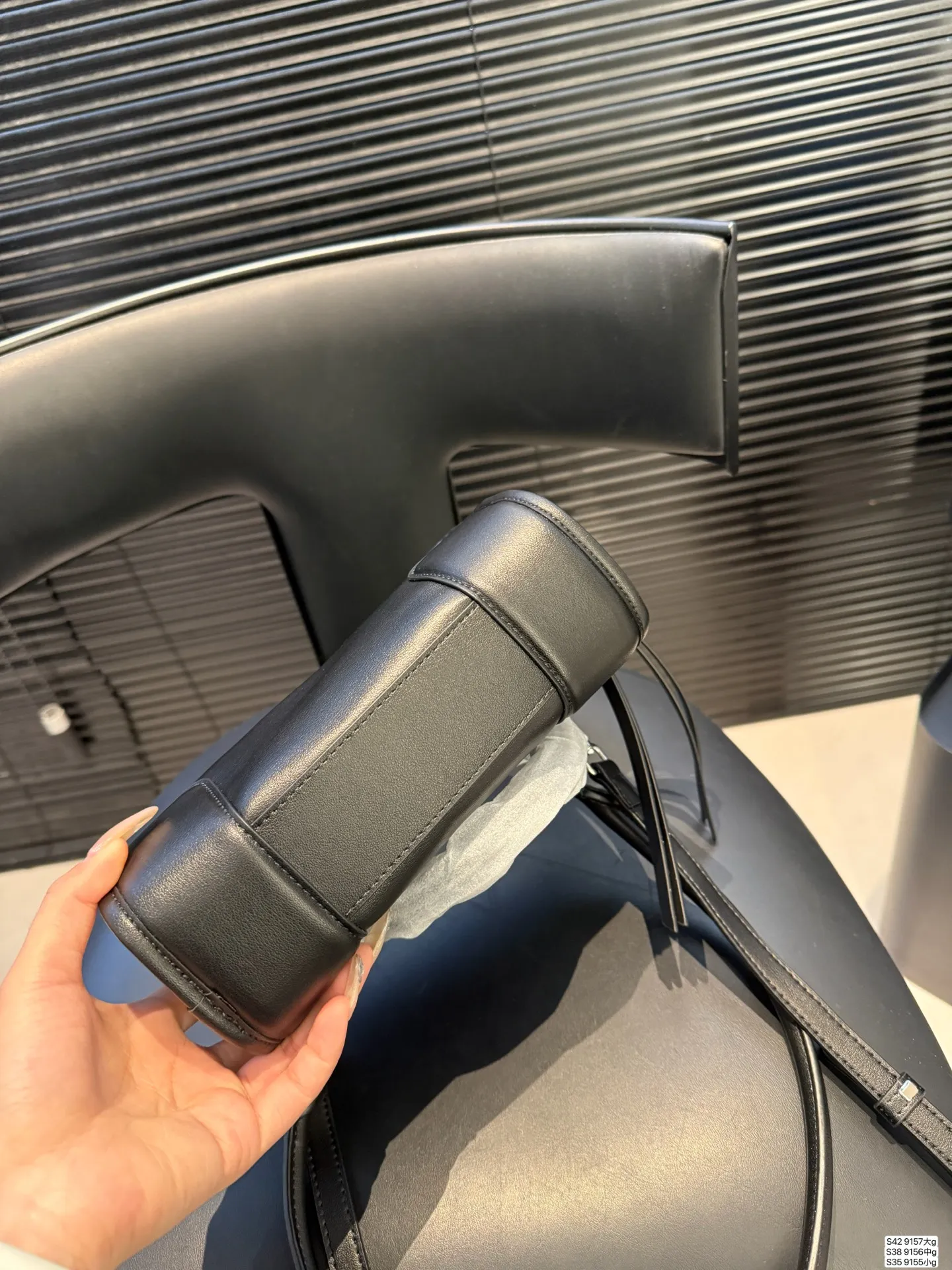 大号P260 中号P240 小号P225 罗意威这只简直太乖了 麂皮包今年冬天简直不要太火 银色loewe小锁也是酷的很 这个还可以加肩带单肩斜挎 一整个就是实用的美包! 尺寸大35 22 中25 19小22 12 货号大9157 中9156 小9155