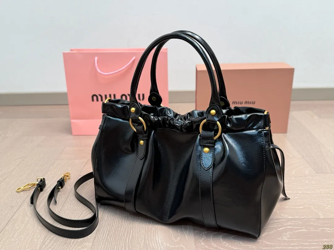 &yen;190 缪缪MIUMIU手提包 旅行出差旅游带它超方便 超级抢眼 爱了爱了 真是叫人无法抗拒 又美又能装！ 尺寸33 23