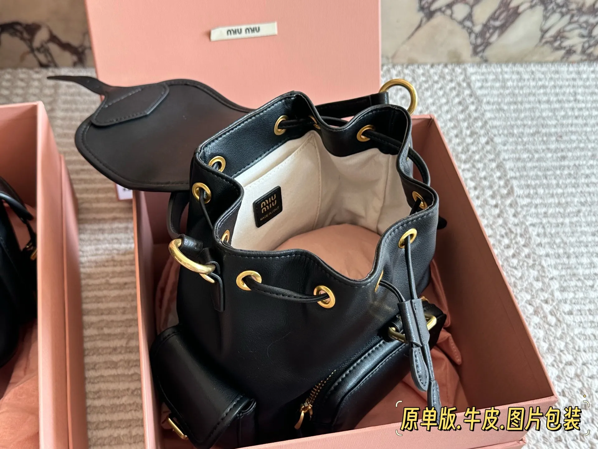 💰285、💰275 miumiu双肩包 又一季特别美丽的MiuMiu 今天去看了Miu Miu 2025春夏系列的预览。尽管上海一夜之间大幅降温，白天阳光依旧非常充沛美丽一就像一 如既往可可爱爱的Miu Miu四 所以下一季的流行风向，自然隐藏在Miu Miu 25春夏的各个角落。尺寸30*30cm/22*21cm